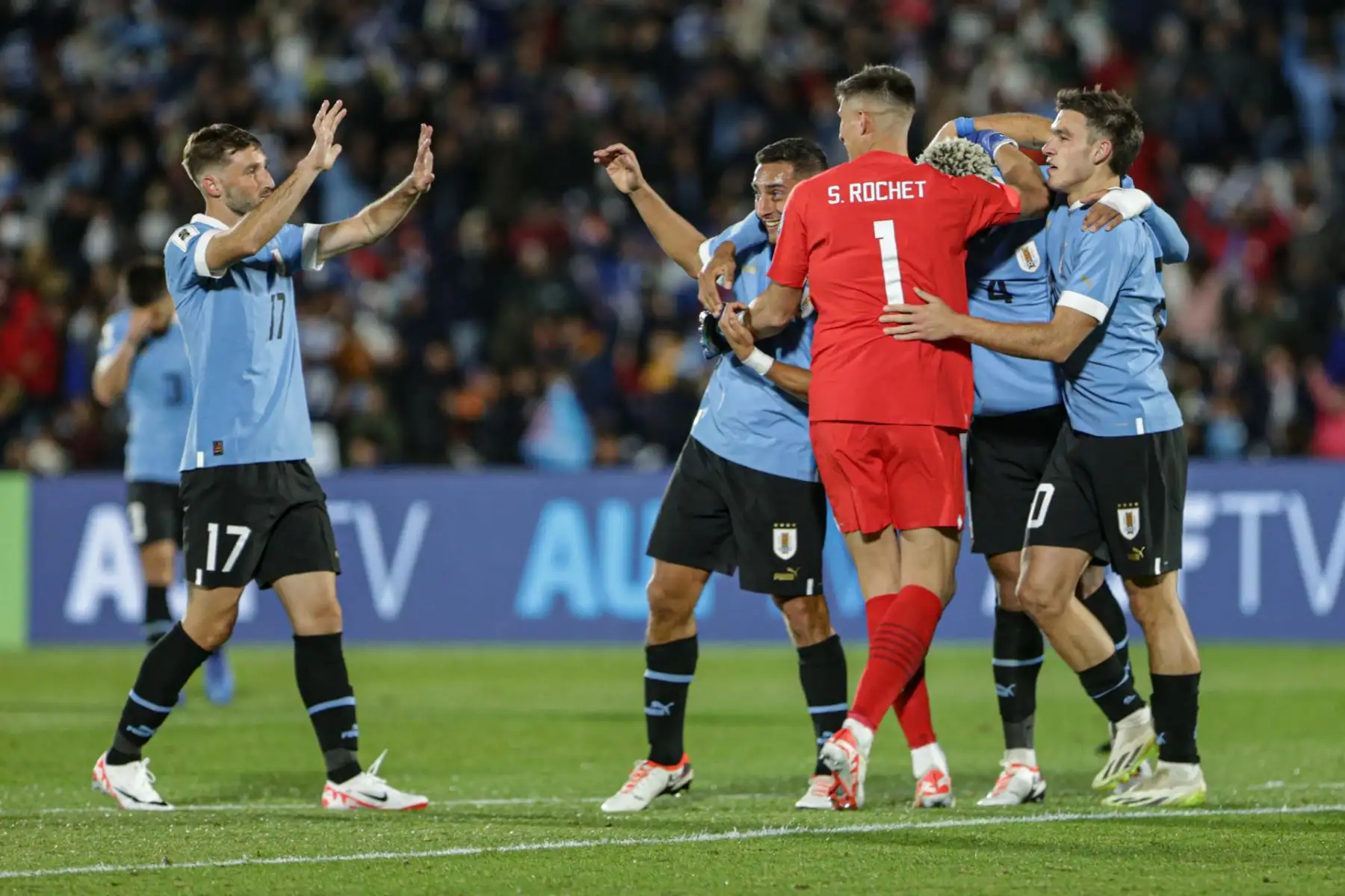 Con goles de Darwin Núñez y Nicolás de la Cruz, la selección de Uruguay venció por 2-0 a la de Brasil en el estadio Centenario de Montevideo por las Eliminatorias Sudamericanas para la Copa Mundial de Fútbol 2026. Foto: EFE