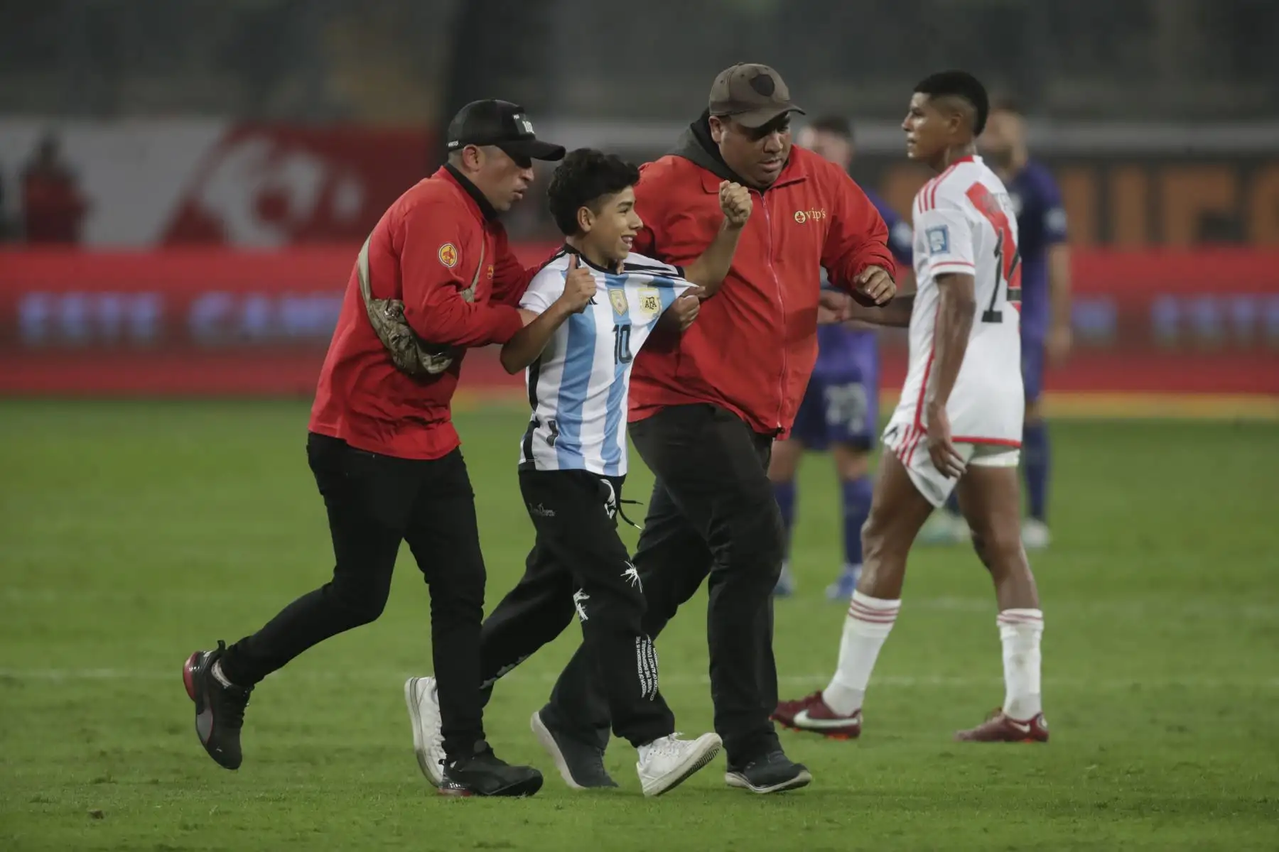 Hinchas traspasan el cerco de seguridad para acercarse al astro argentino Lionel Messi durante el encuentro entre las selecciones de Perú y Argentina.

Foto: ANDINA/Juan Carlos Guzmán Negrini