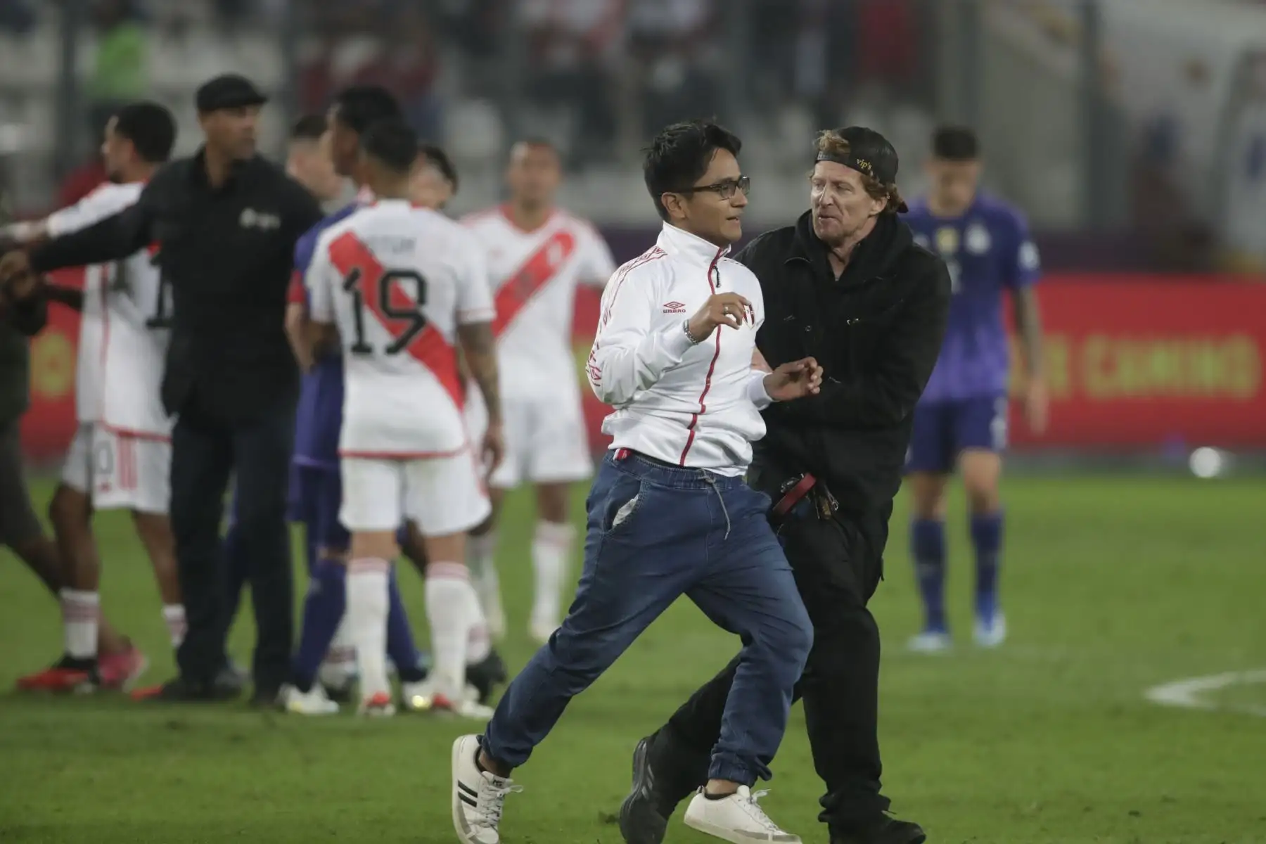 Hinchas traspasan el cerco de seguridad para acercarse al astro argentino Lionel Messi durante el encuentro entre las selecciones de Perú y Argentina.

Foto: ANDINA/Juan Carlos Guzmán Negrini