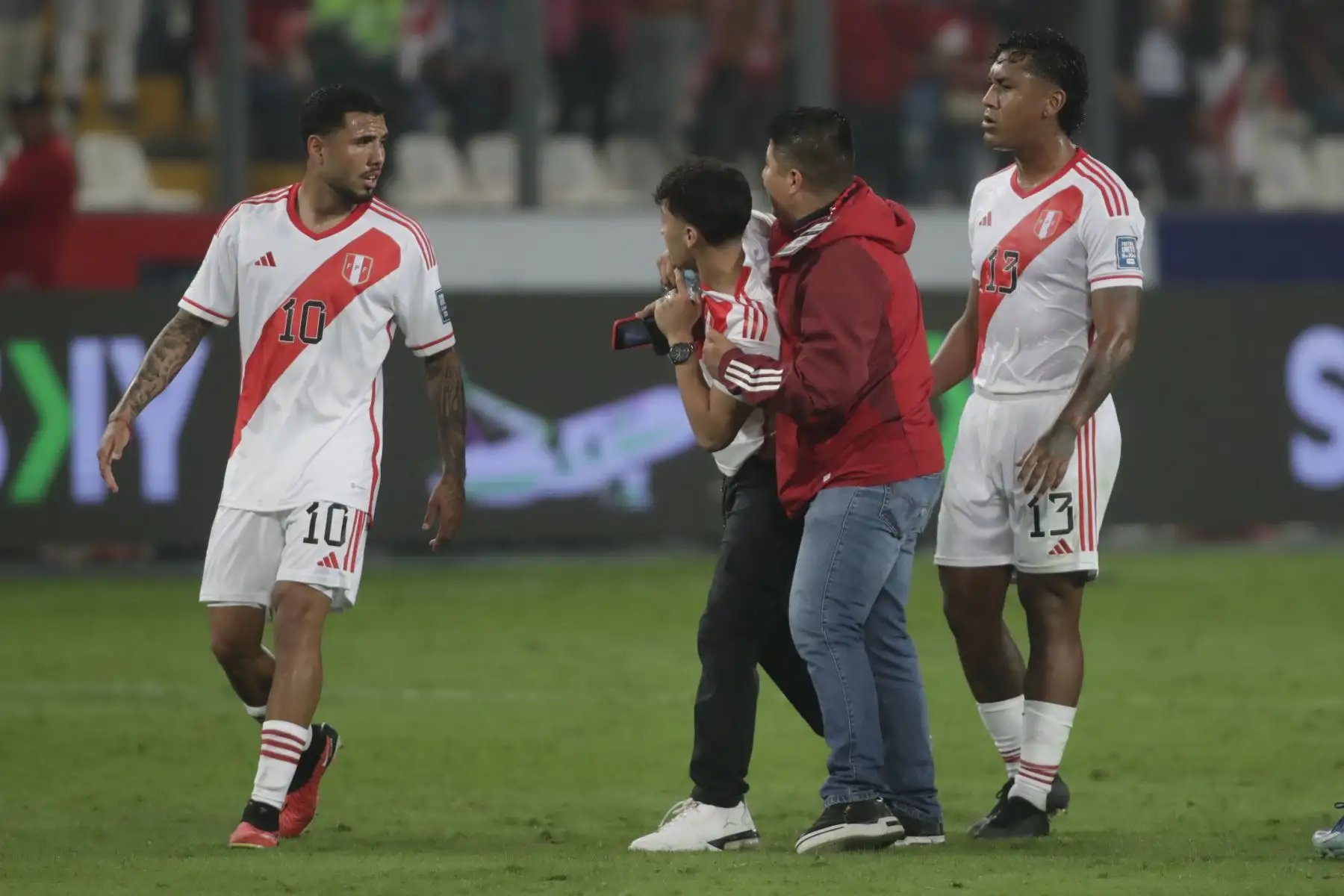 Hinchas traspasan el cerco de seguridad para acercarse al astro argentino Lionel Messi durante el encuentro entre las selecciones de Perú y Argentina.

Foto: ANDINA/Juan Carlos Guzmán Negrini