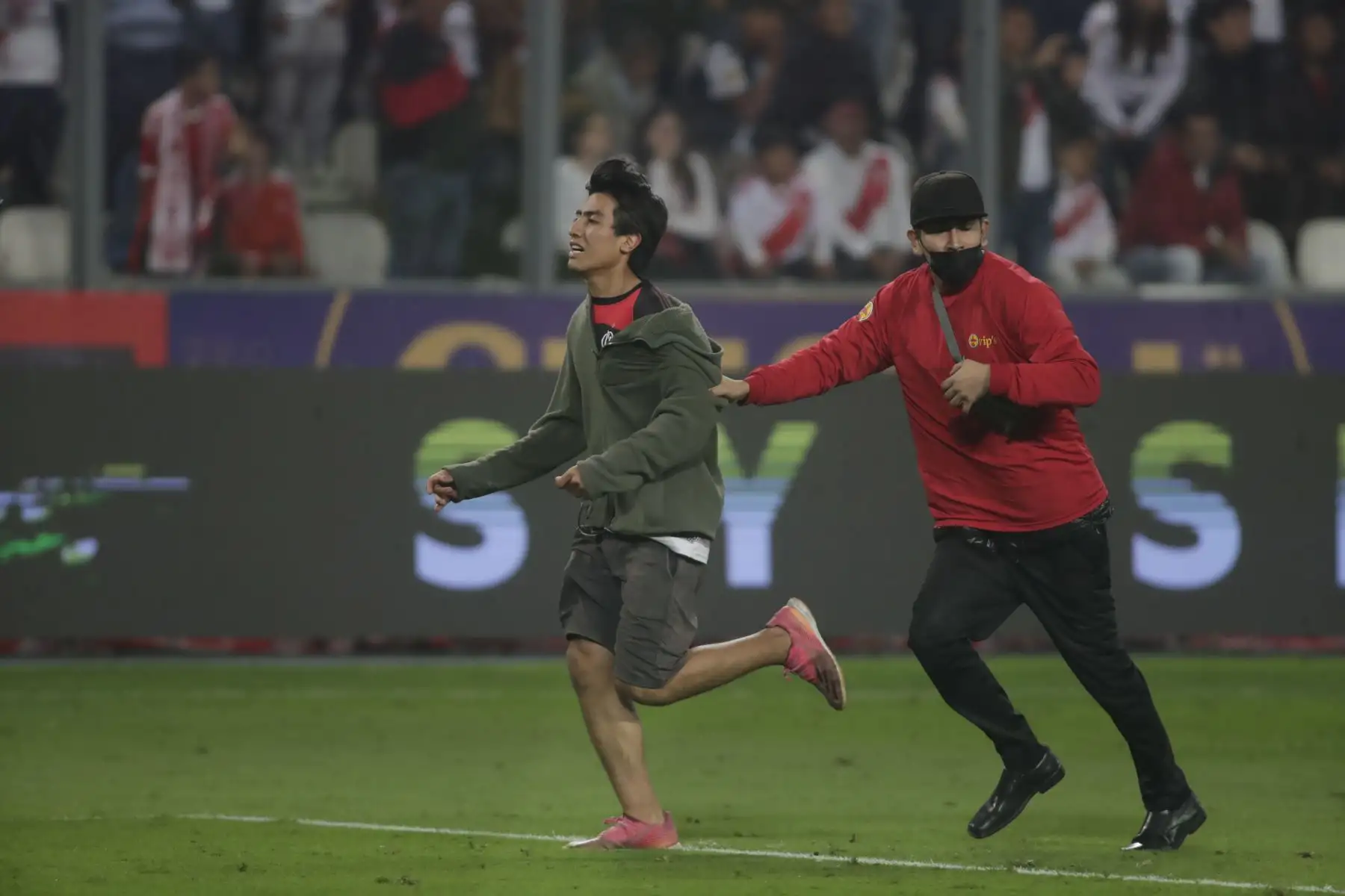 Hinchas traspasan el cerco de seguridad para acercarse al astro argentino Lionel Messi durante el encuentro entre las selecciones de Perú y Argentina.

Foto: ANDINA/Juan Carlos Guzmán Negrini