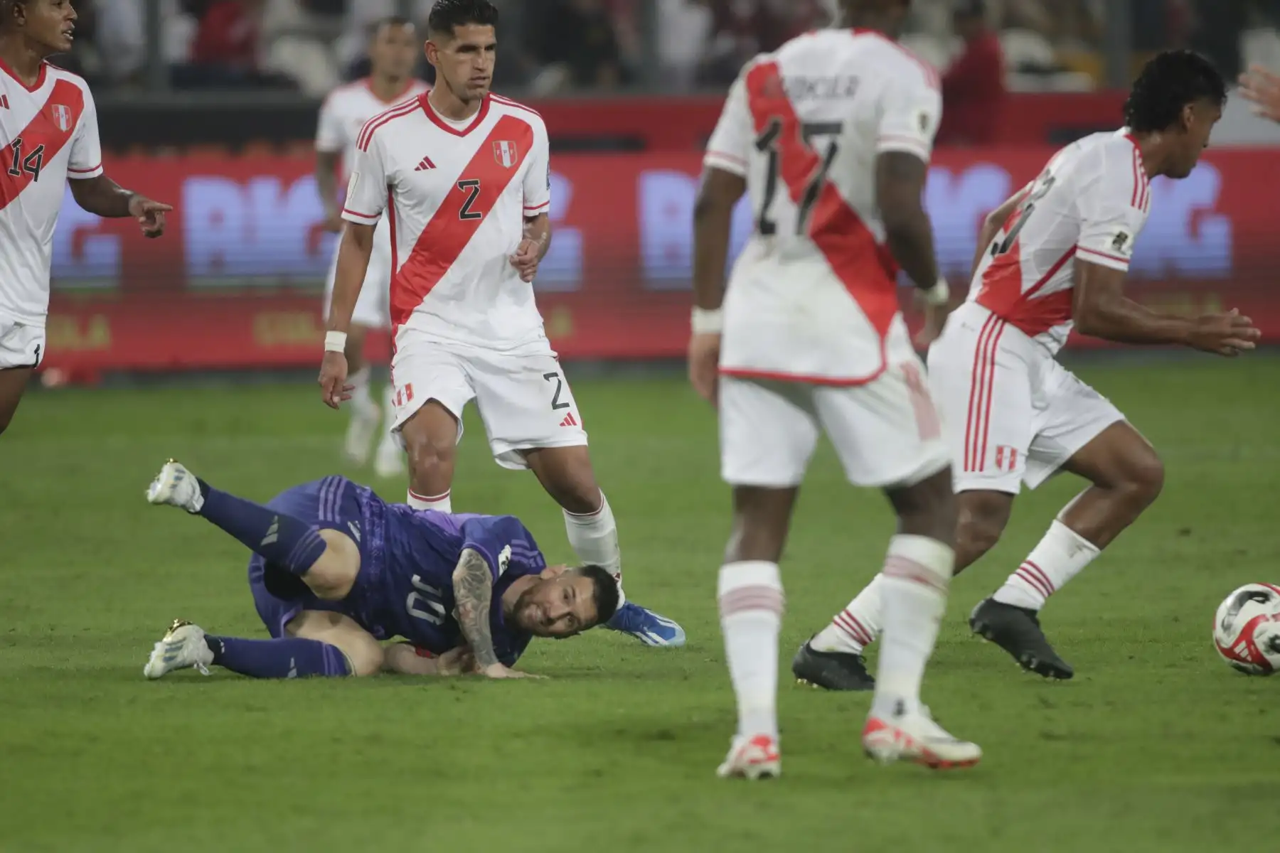Lionel Messi cae al suelo luego de sufrir una falta durante el encuentro entre Perú y Argentina en el Estadio Nacional.

Foto: ANDINA/Juan Carlos Guzmán Negrini