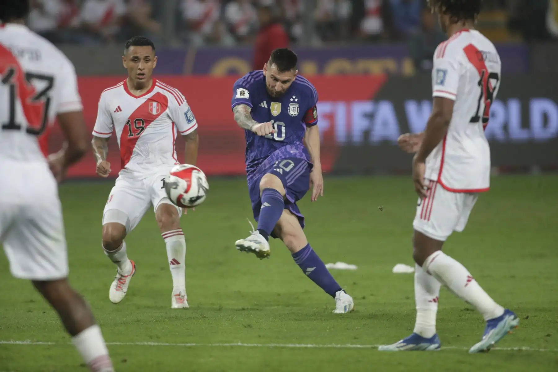 Lionel Messi dispara un potente remate durante el encuentro entre Perú y Argentina en el Estadio Nacional.

Foto: ANDINA/Juan Carlos Guzmán Negrini