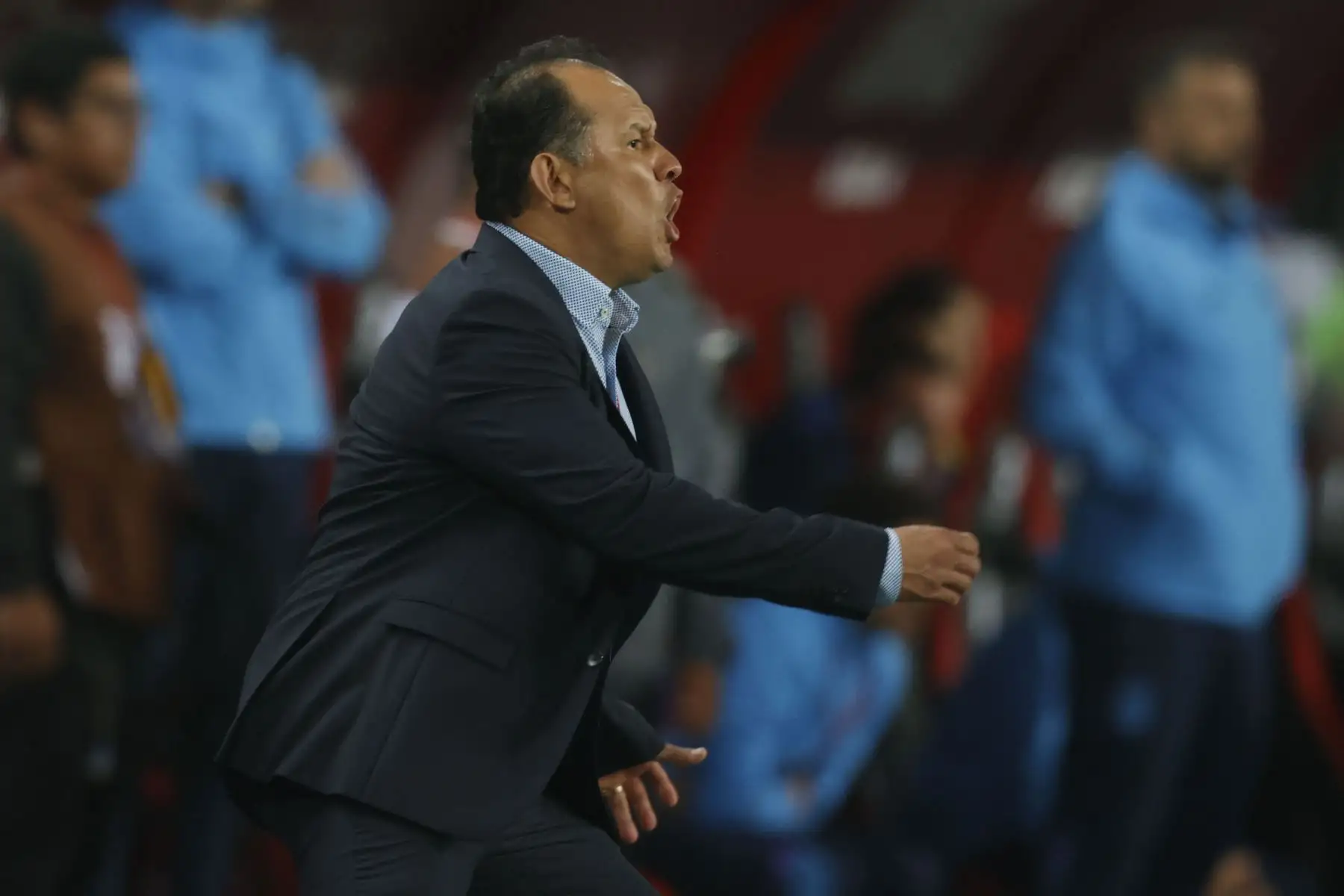 El director técnico del Perú, Juan Reynoso, reacciona durante el partido que perdió  0-2 ante a Argentina con doblete de Lionel Messi y cayó al penúltimo puesto de las eliminatorias del Mundial 2026. Foto: ANDINA/ Carlos Lezama Villantoy