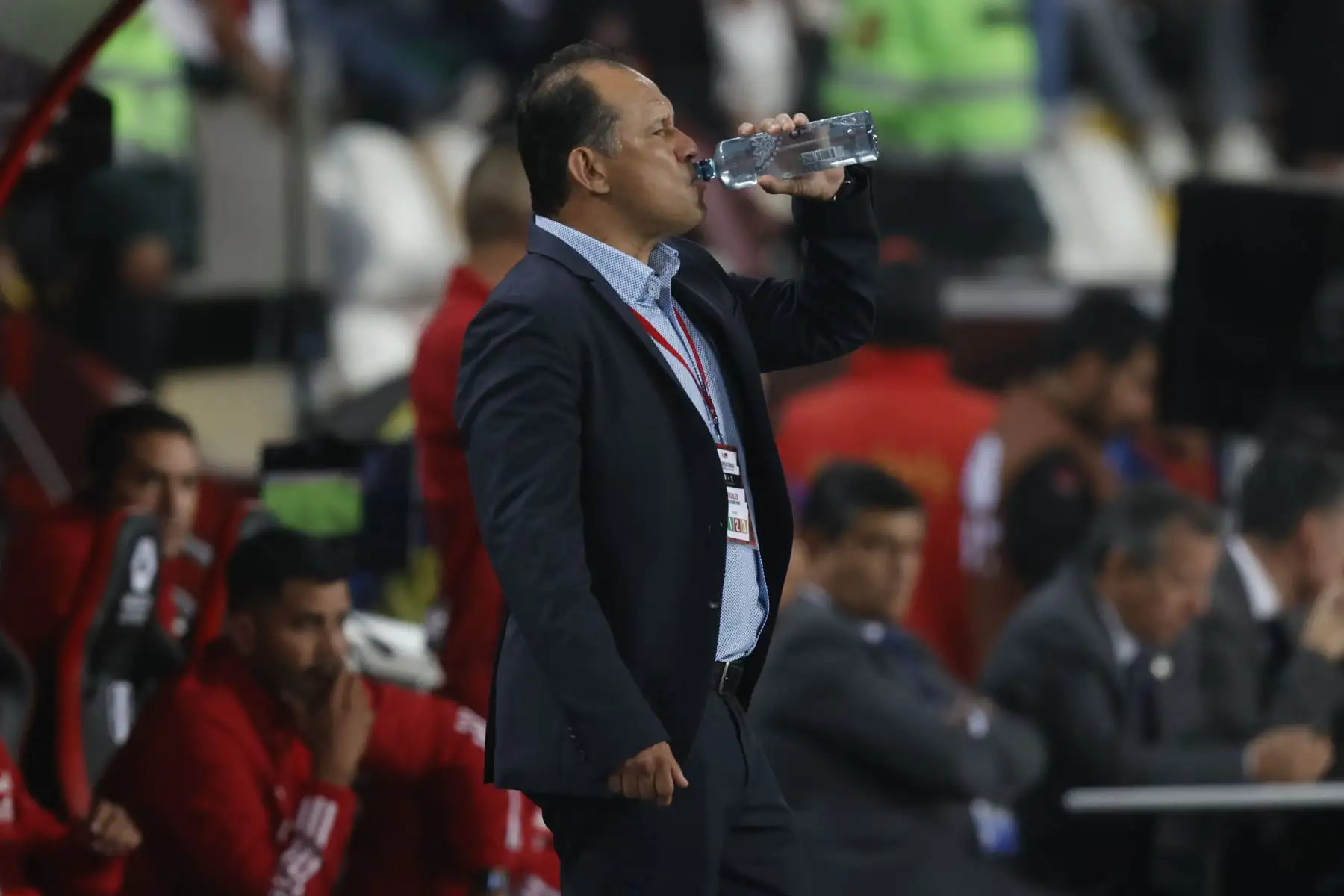 El director técnico del Perú, Juan Reynoso, reacciona durante el partido que perdió  0-2 ante a Argentina con doblete de Lionel Messi y cayó al penúltimo puesto de las eliminatorias del Mundial 2026. Foto: ANDINA/ Carlos Lezama Villantoy