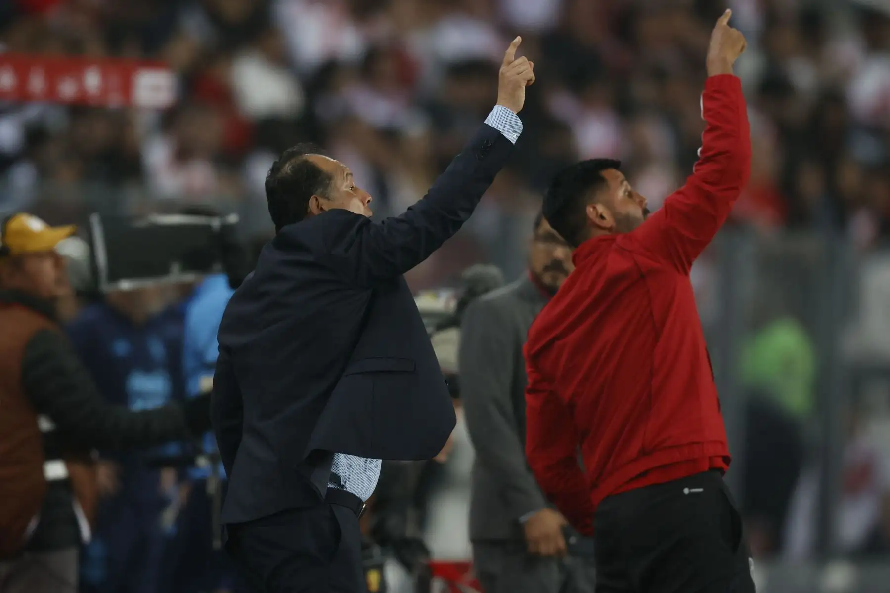 El director técnico del Perú, Juan Reynoso, consideró que el partido cambió "con el gol" que anotó Messi a los 32 minutos, ya que hasta ese momento el juego "estaba muy parejo". Foto: ANDINA/ Carlos Lezama Villantoy