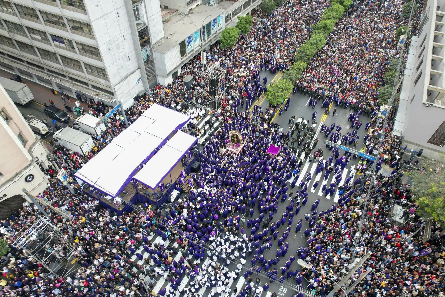 Hoy miércoles 18 de octubre, a las 06:00 horas, el anda con la imagen del Señor de los Milagros salio de la iglesia de Las Nazarenas, ubicada en la avenida Tacna, en su segundo recorrido procesional del año, informó la Hermandad del Cristo de Pachacamilla.
Foto: ANDINA/Juan Carlos Guzmán Negrini