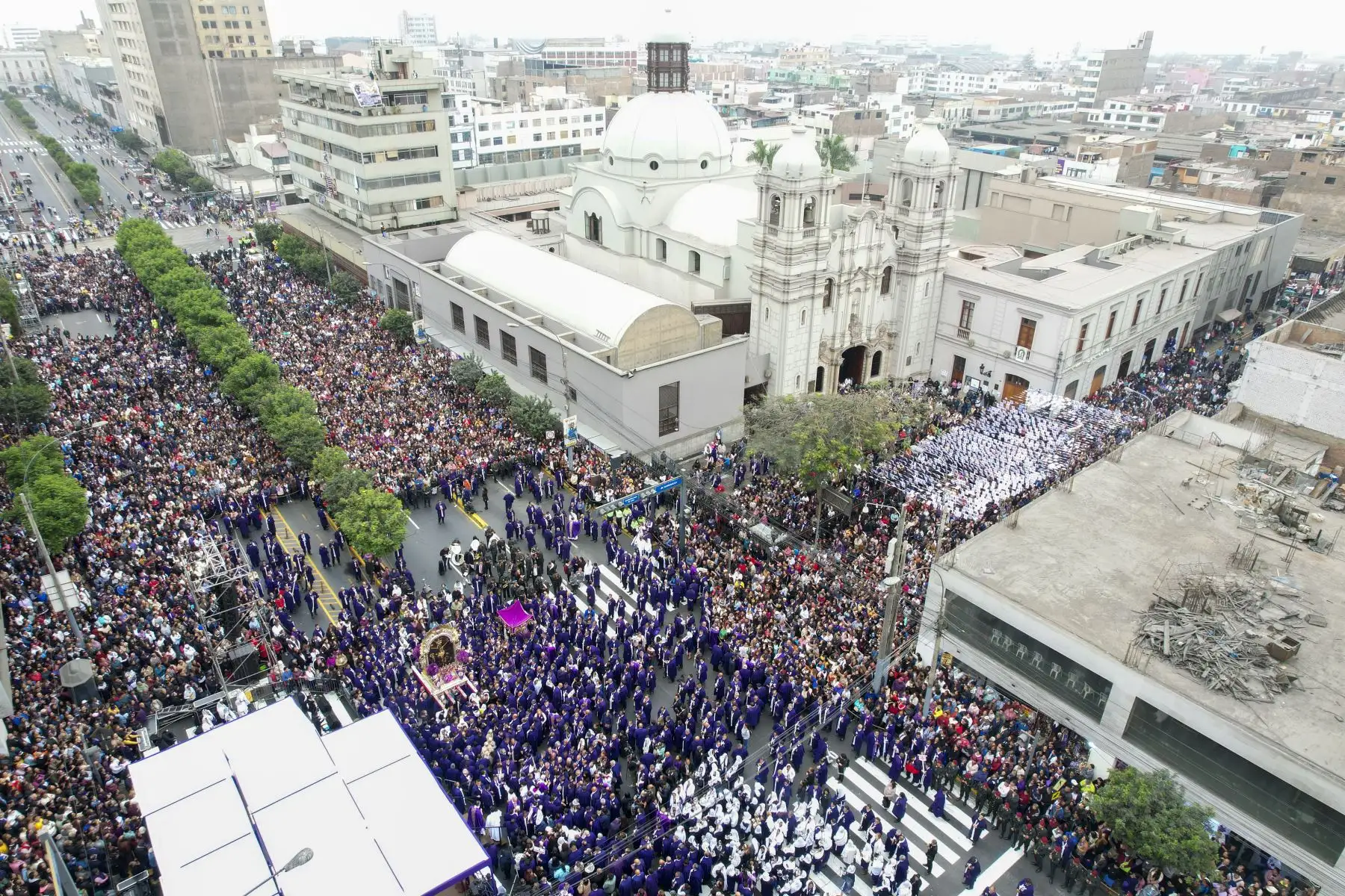 Hoy miércoles 18 de octubre, a las 06:00 horas, el anda con la imagen del Señor de los Milagros salio de la iglesia de Las Nazarenas, ubicada en la avenida Tacna, en su segundo recorrido procesional del año, informó la Hermandad del Cristo de Pachacamilla.
Foto: ANDINA/Juan Carlos Guzmán Negrini
