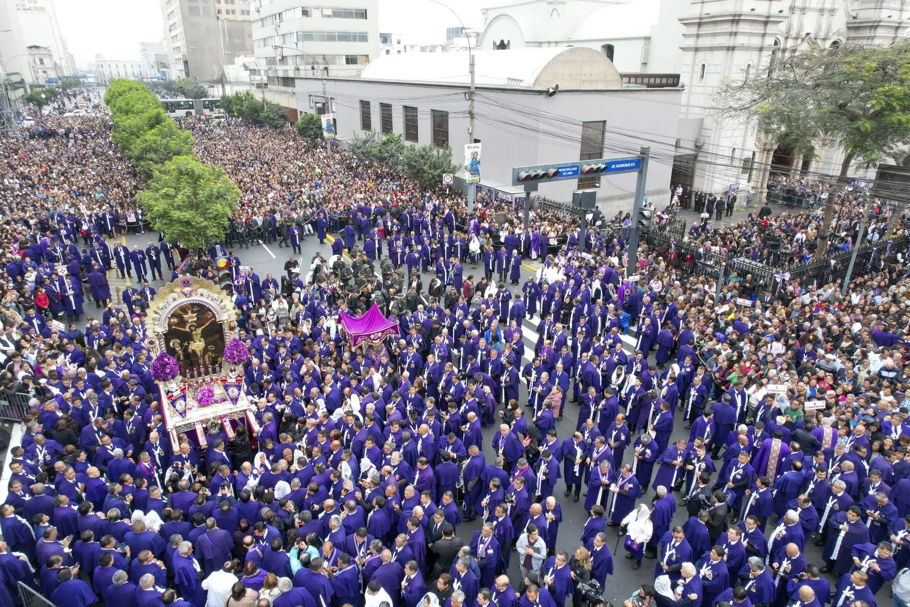Acompañados de miles de fieles, la sagrada imagen se trasladará por los jirones Ica, De la Unión, Carabaya y Ucayali, hasta ingresar por la avenida Abancay, en donde hará una parada a fin de que el Congreso de la República le rinda un homenaje.

Foto: ANDINA/Juan Carlos Guzmán Negrini