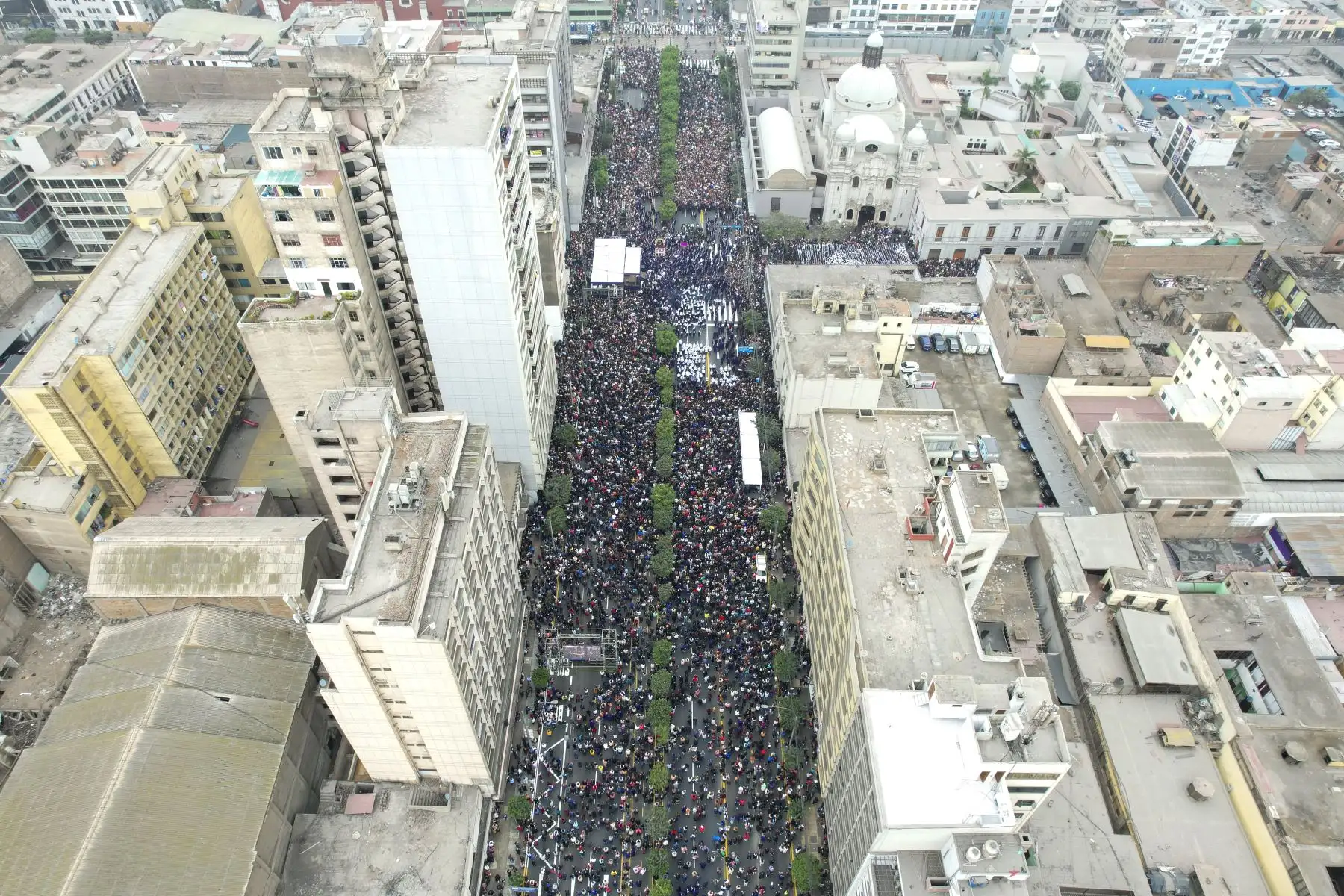 Acompañados de miles de fieles, la sagrada imagen se trasladará por los jirones Ica, De la Unión, Carabaya y Ucayali, hasta ingresar por la avenida Abancay, en donde hará una parada a fin de que el Congreso de la República le rinda un homenaje.

Foto: ANDINA/Juan Carlos Guzmán Negrini