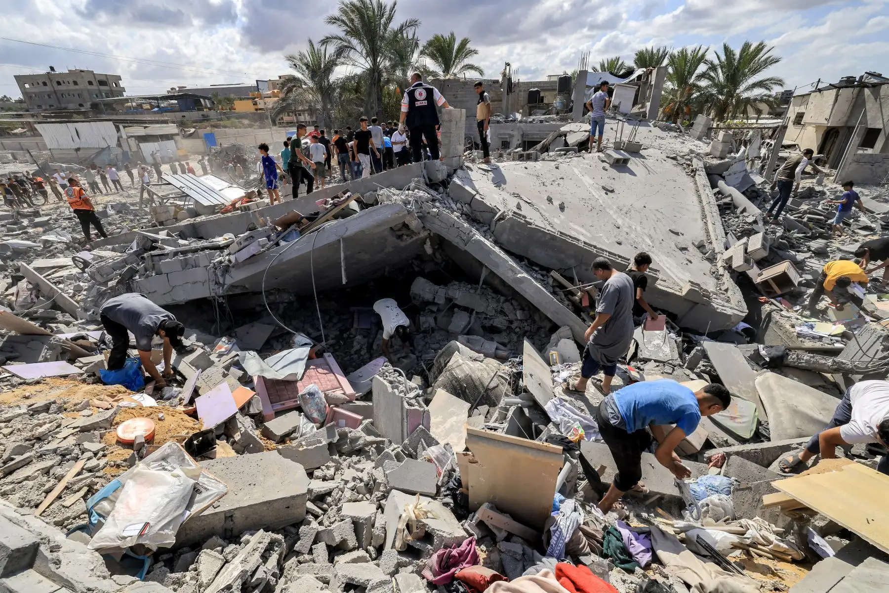 La gente inspecciona los restos de un edificio destruido tras el bombardeo israelí en Khan Yunis, en el sur de la Franja de Gaza,  una explosión arrasó un hospital en una Gaza devast.
Foto: AFP