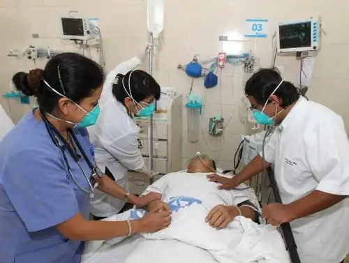El Hospital Honorio Delgado de Arequipa atiende un caso sospechoso de rabia humana. Se trata de una mujer de 47 años que refirió haber sido mordida por un perro. ANDINA/Archivo