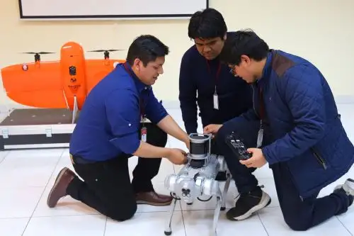 El laboratorio de inteligencia artificial de la UNI cuenta con once estudiantes dedicados a la investigación académica y científica con IA. Foto: ANDINA.