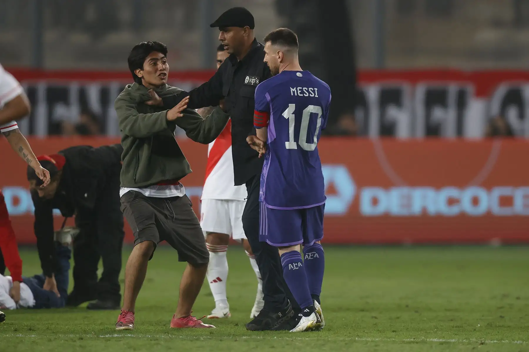 Hinchas  ingresan al campo de juego  con la intención de tomarse un fotografía con Lionel Messi poco antes del final del partido entre Perú y Argentina. La selección peruana cayó 2-0 en el Estadio Nacional. Foto: Andina / Carlos Lezama