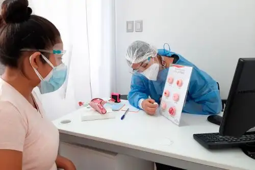Actualmente se vienen adaptando nuevos tratamientos en los pacientes como la inmunoterapia y la medicina de precisión, sin dejar de lado los más tradicionales como la quimioterapia, radioterapia y cirugía.