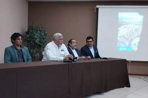 Arqueólogos Walter Alva e Ignacio Alva con directivos de la empresa agroindustrial Pomalca. Foto: ANDINA/Difusión