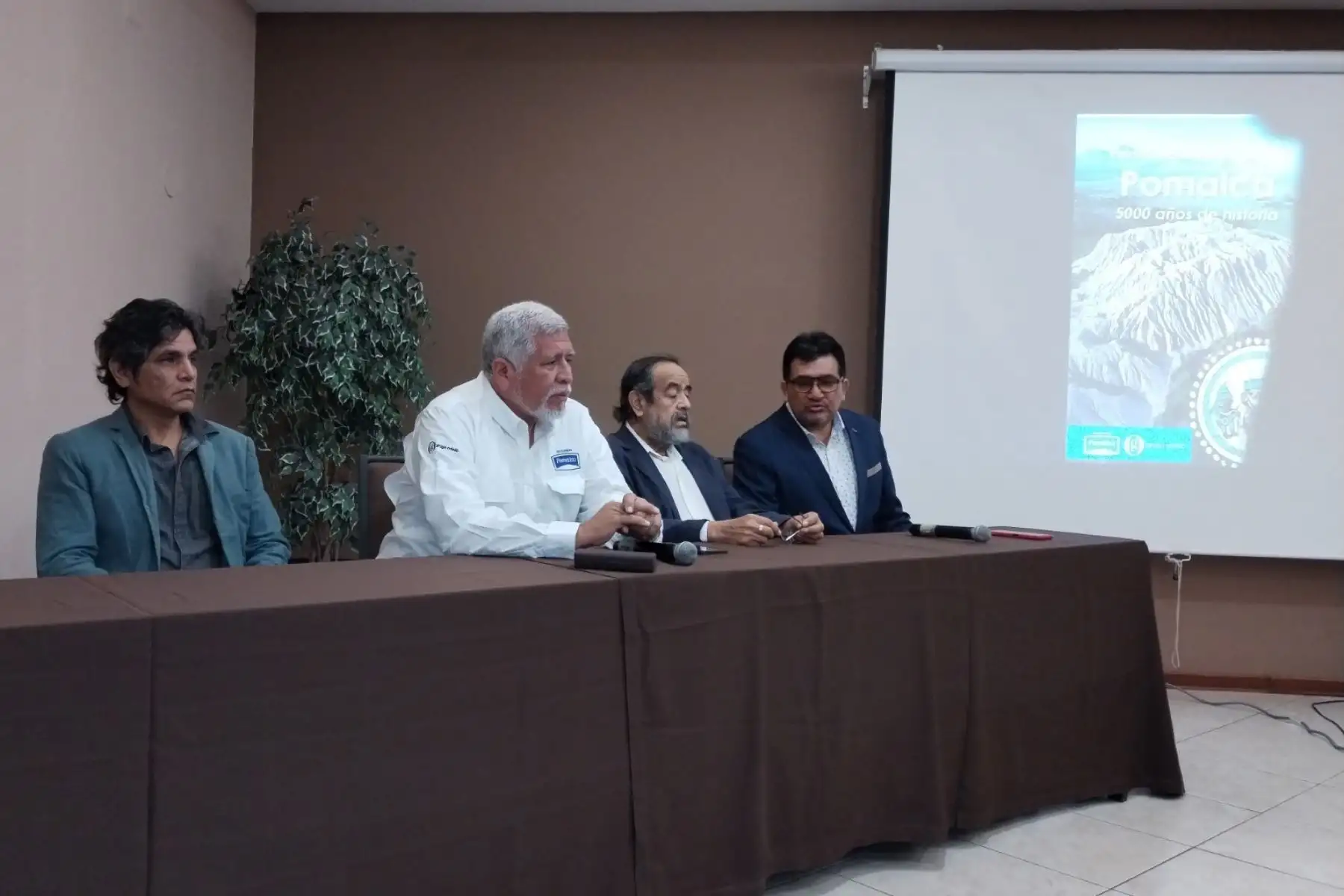 Arqueólogos Walter Alva e Ignacio Alva con directivos de la empresa agroindustrial Pomalca. Foto: ANDINA/Difusión