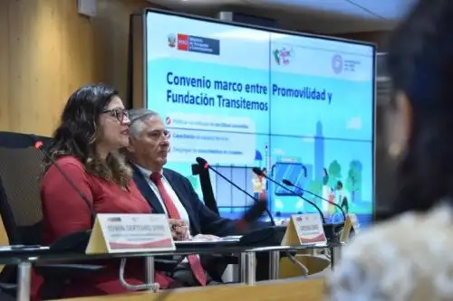 Carolina Lenkey (Promovilidad) y Alfonso Flórez (Transitemos) suscribieron el convenio marco de cooperación interinstitucional. Foto: MTC/Difusión.