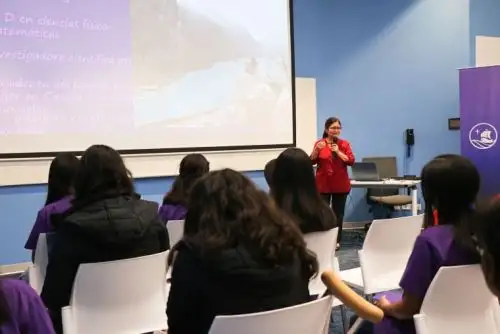 STEM para Todas es un programa de inmersión que reúne a niñas de 2º a 5º de secundaria con el propósito de introducirlas al apasionante mundo de las Ciencias, Tecnologías, Ingenierías y Matemáticas (STEM, por sus siglas en inglés). El programa ofrece charlas inspiradoras de destacadas científicas e ingenieras peruanas e internacionales, visitas guiadas a laboratorios de investigación y emocionantes talleres prácticos realizados en universidades. Foto: Cortesía