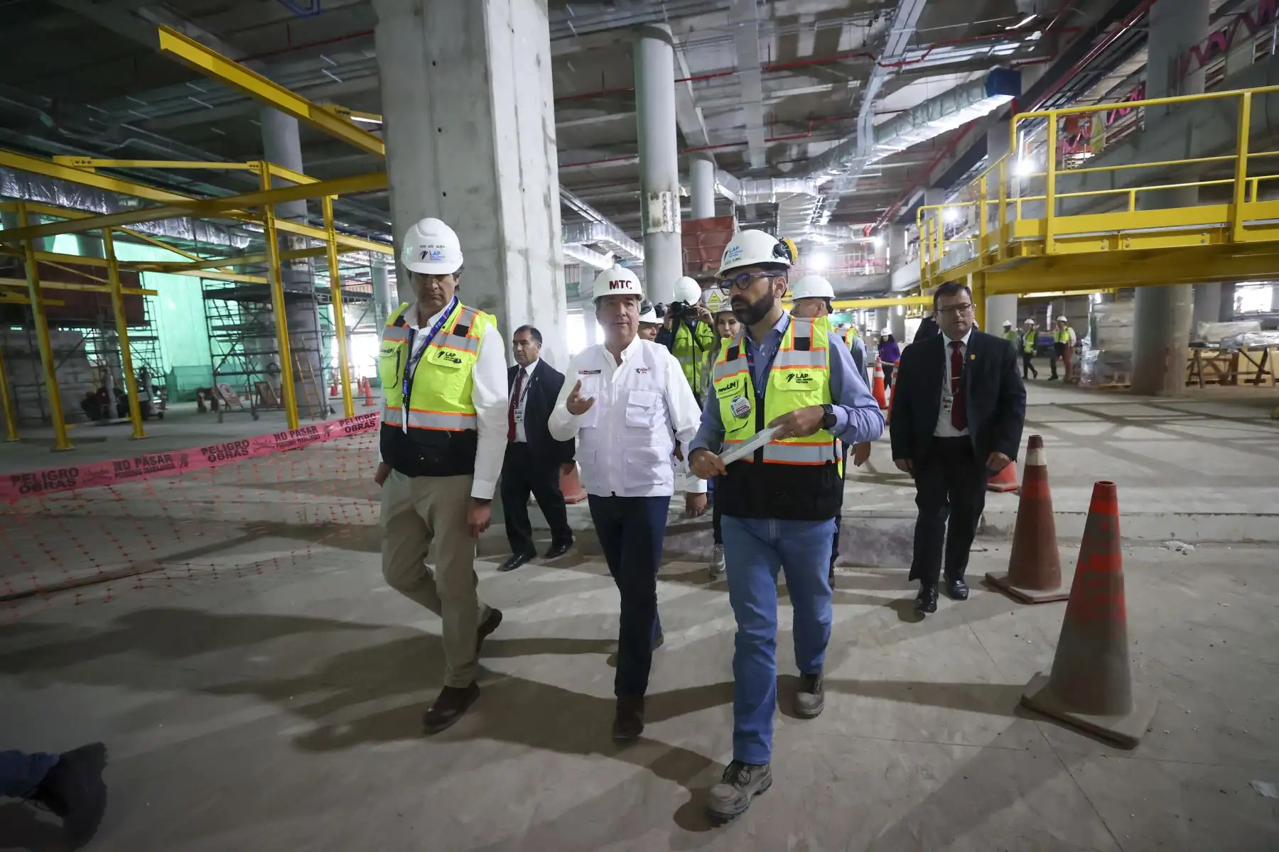Ministro de Transportes, Raúl Pérez Reyes Espejo, presentó primera manga de abordaje del nuevo terminal del Aeropuerto Jorge Chávez. 

Foto: ANDINA/Juan Carlos Guzmán Negrini