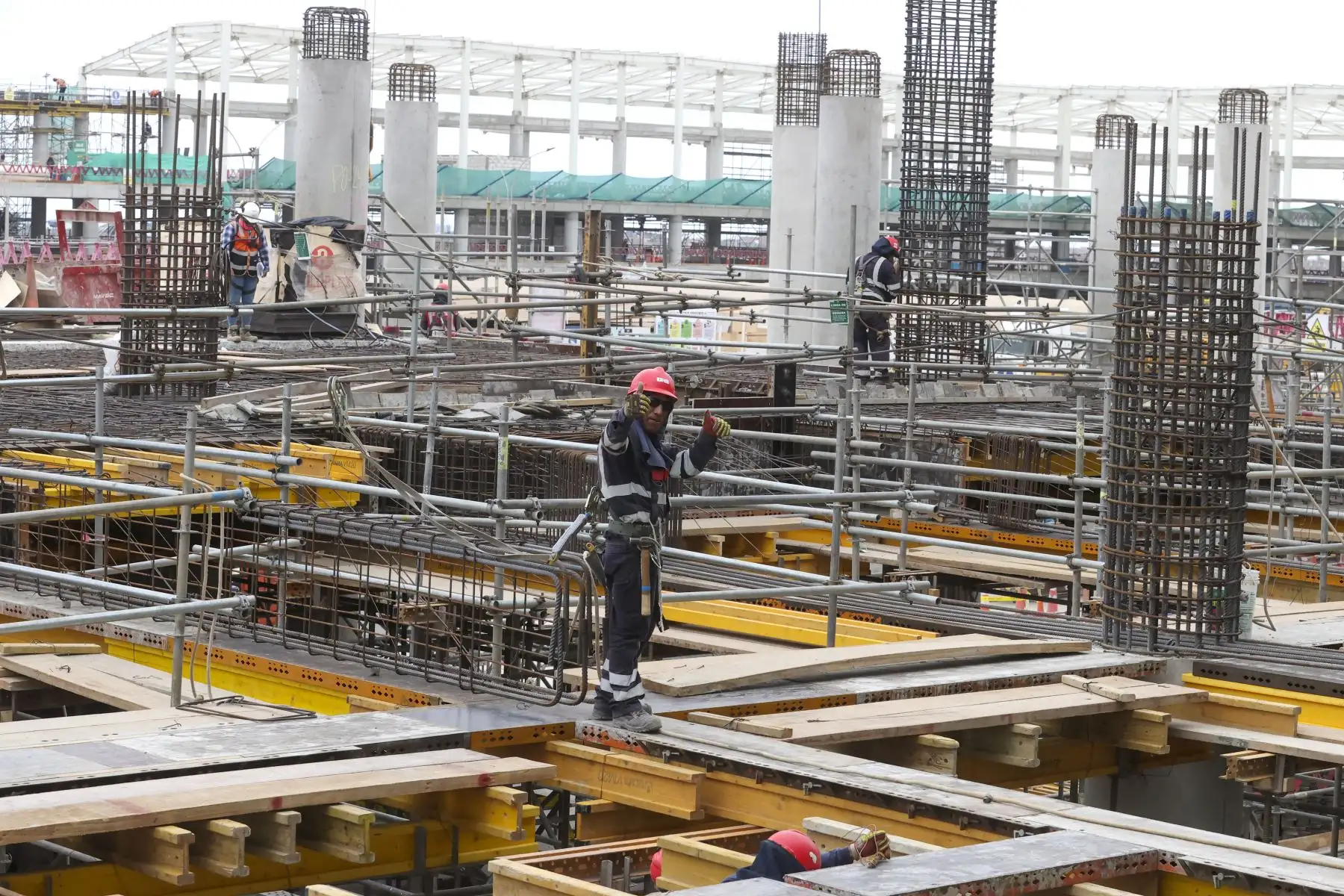 El avance de la obra es del 60 %, por lo que se encuentra dentro del plazo previsto y se hallará al 75 % a fin de año.
"De esta manera, tendremos al nuevo aeropuerto Jorge Chávez funcionando de forma correcta en enero del 2025".
Foto: ANDINA/Juan Carlos Guzmán Negrini