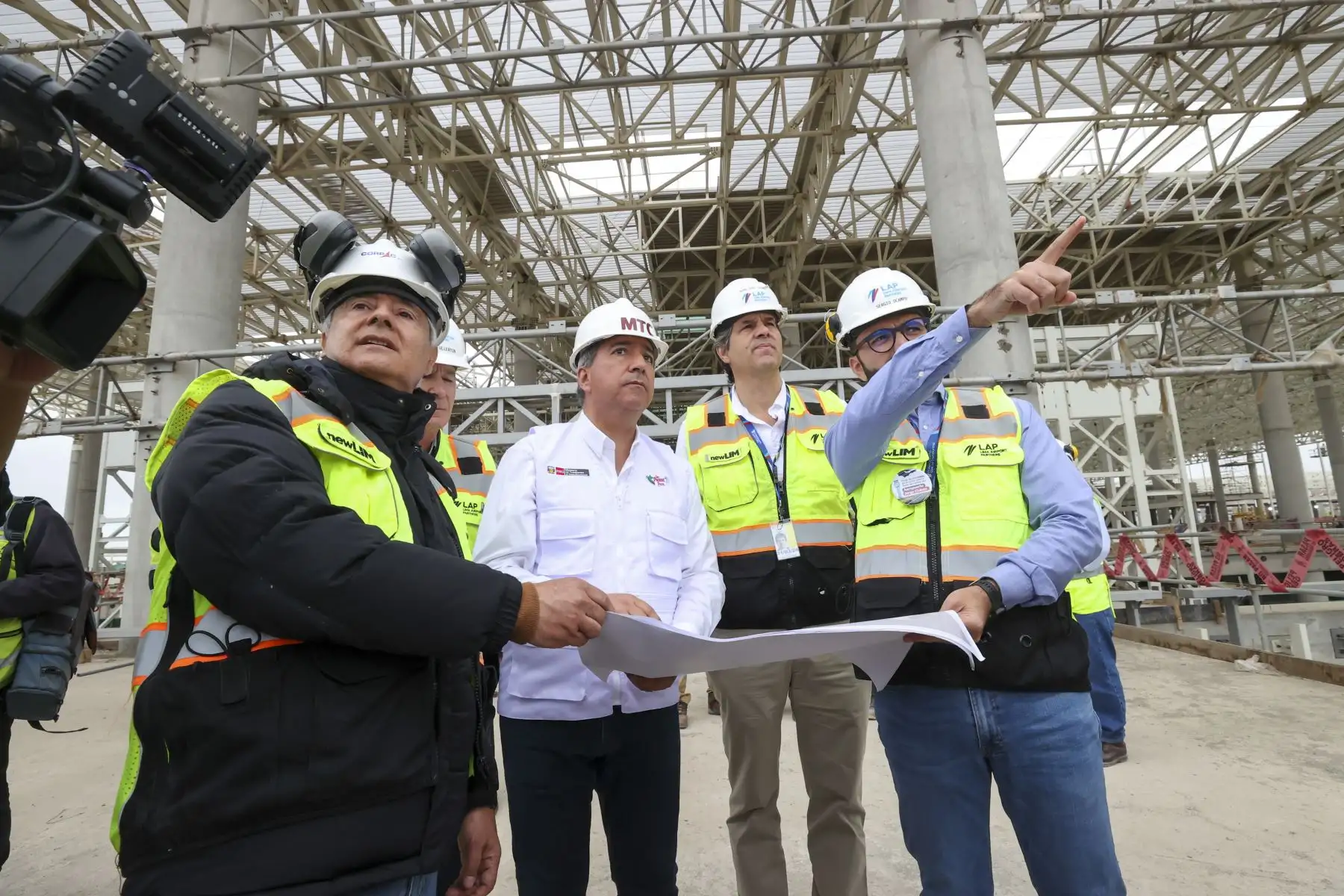 Ministro de Transportes, Raúl Pérez Reyes Espejo, presentó primera manga de abordaje del nuevo terminal del Aeropuerto Jorge Chávez. 

Foto: ANDINA/Juan Carlos Guzmán Negrini