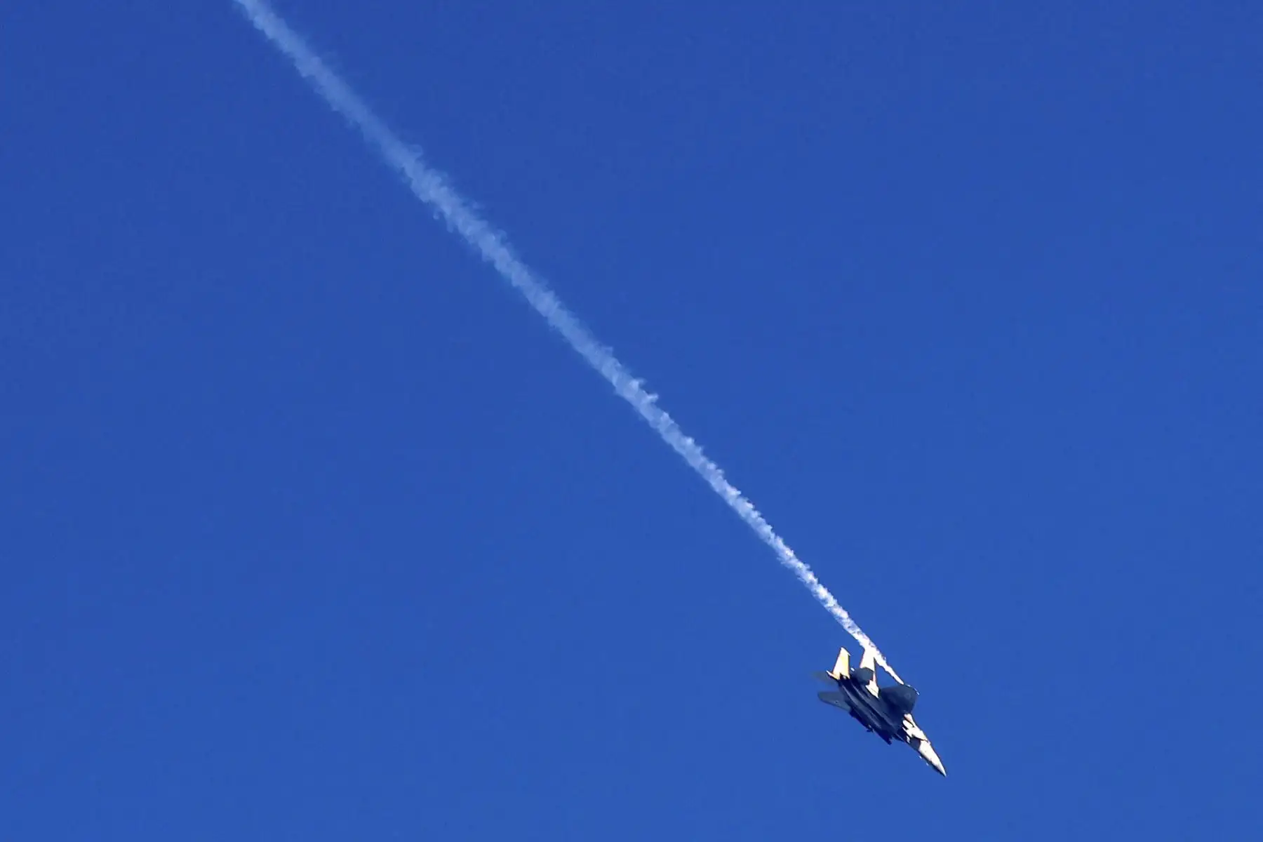 Un avión de combate F-15 de la Fuerza Aérea de Israel vuela cerca de la frontera con la Franja de Gaza. Foto: AFP
