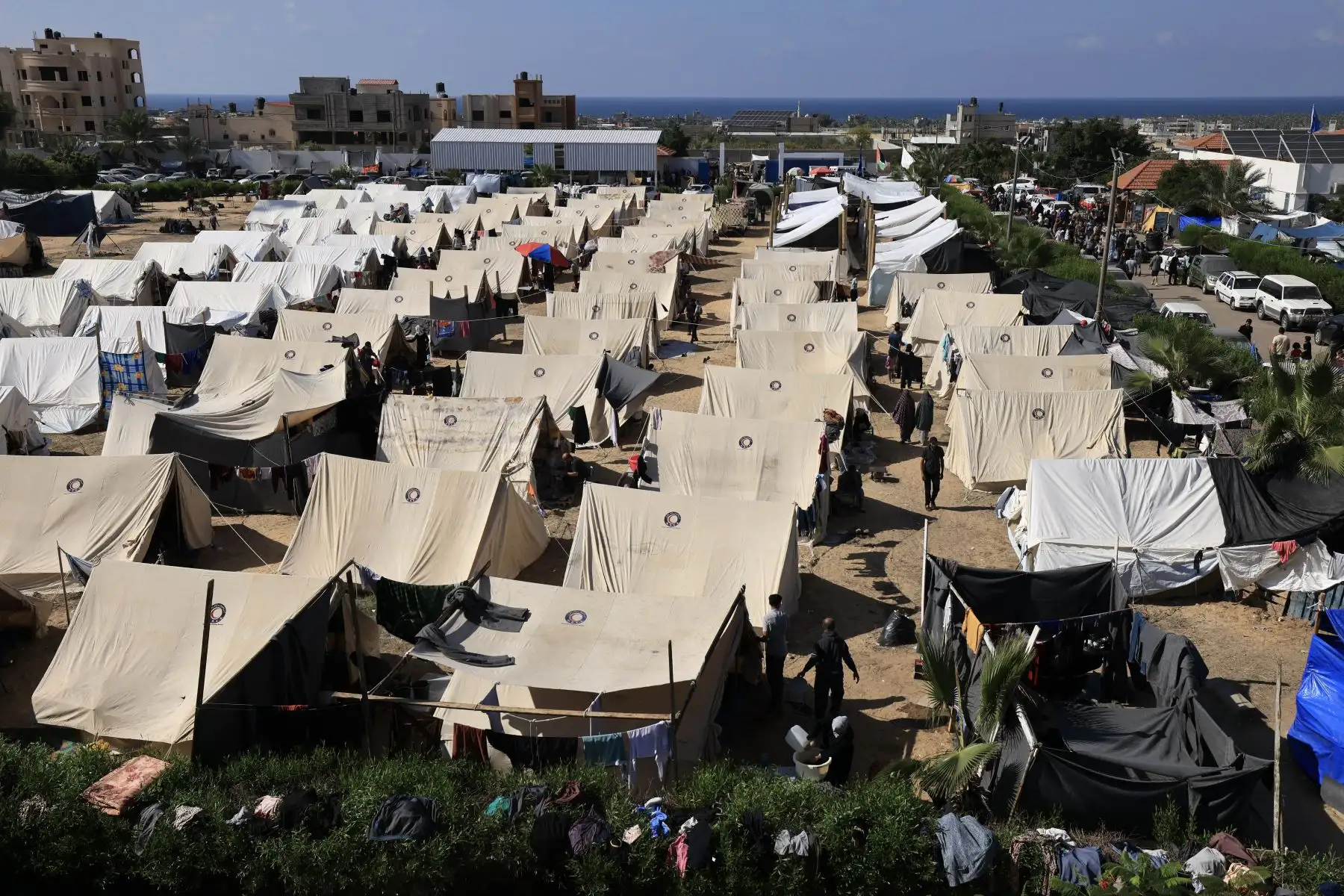Se instalan tiendas de campaña para palestinos que buscan refugio en los terrenos de un centro de la Agencia de Obras Públicas y Socorro de las Naciones Unidas para los Refugiados de Palestina (UNRWA) en Khan Yunis, en el sur de la Franja de Gaza. Foto: AFP