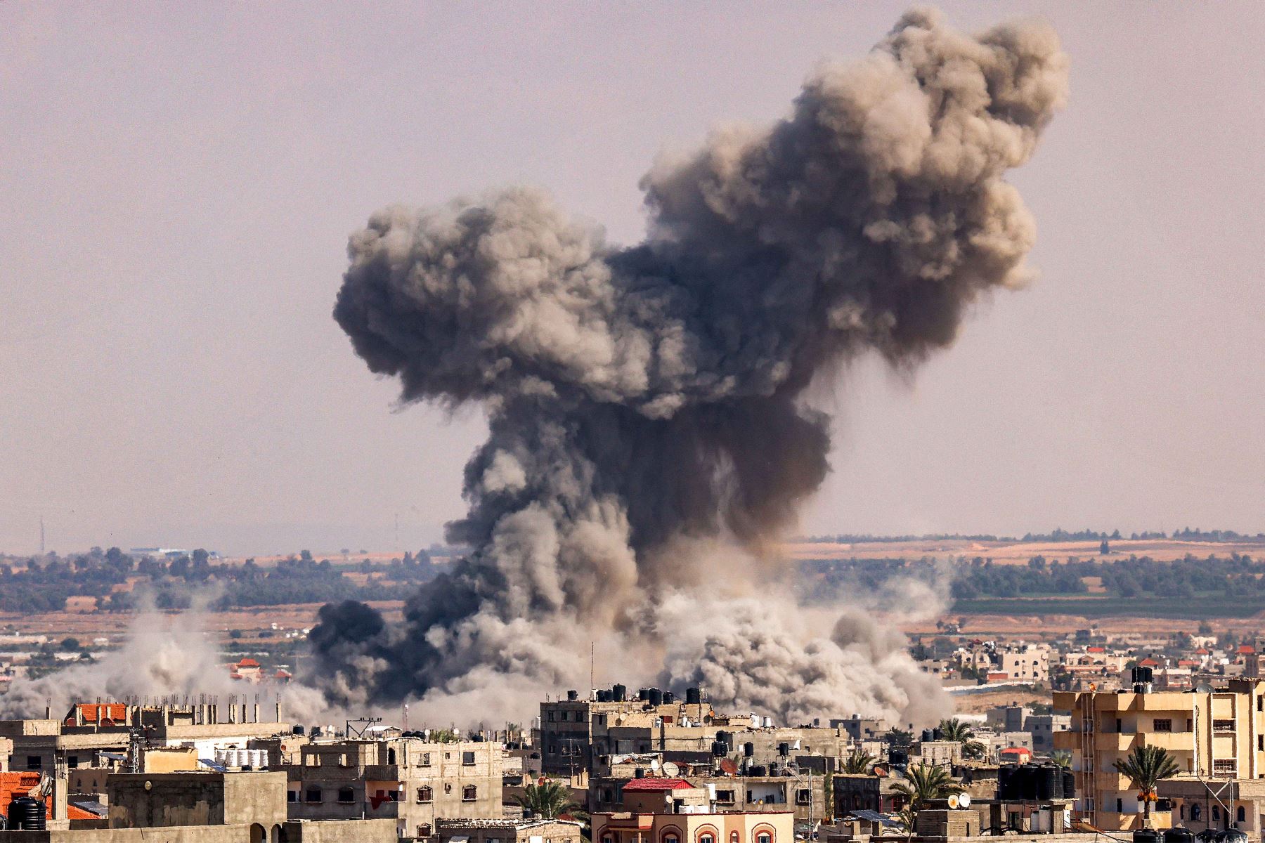 Una columna de humo estalla durante el bombardeo israelí en Rafah, en el sur de la Franja de Gaza. Foto: AFP