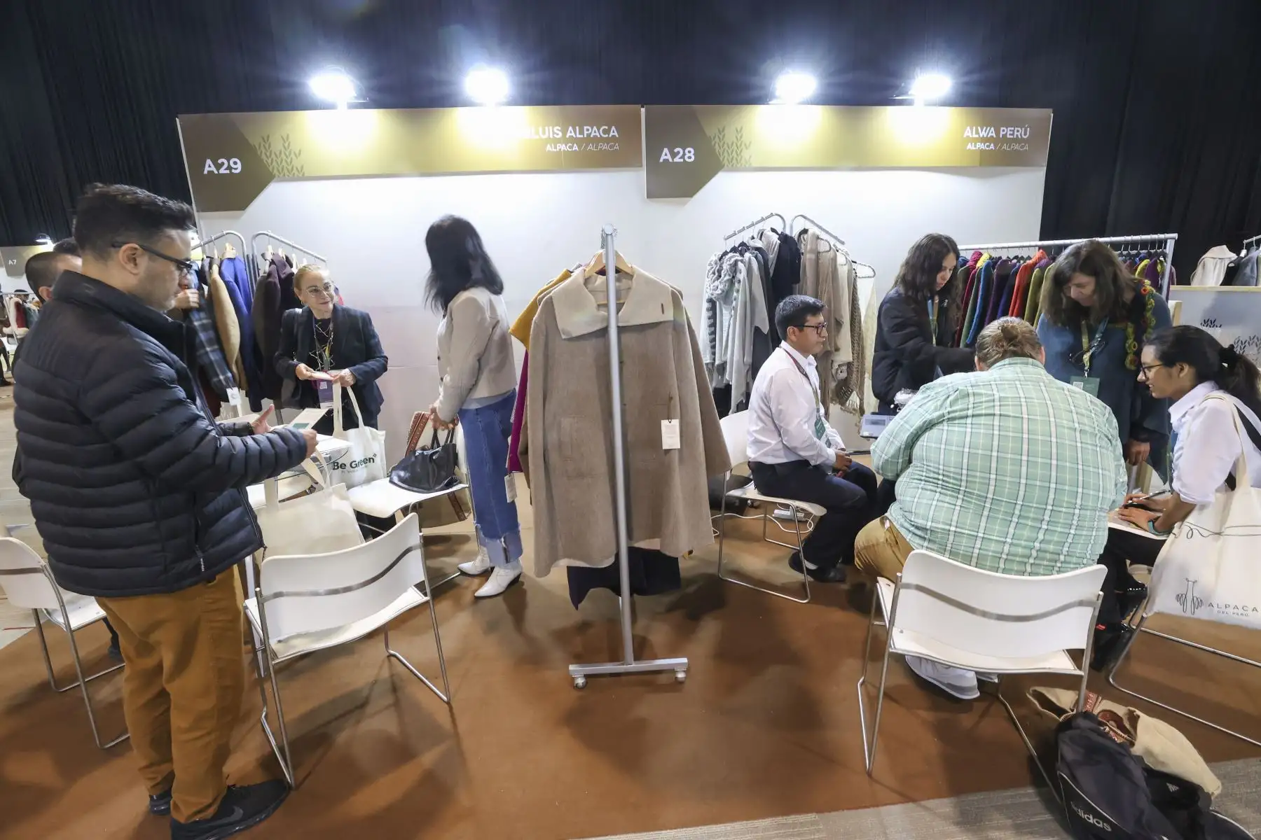 El Perú Moda Deco, organizado por la Comisión de Promoción del Perú para la Exportación y el Turismo (Promperú), se inauguró hoy con la participación de 200 expositoras peruanas, que mostrarán al mundo lo mejor de nuestra producción en el sector textil-confecciones y artículos de decoración.

Foto: ANDINA/Juan Carlos Guzmán Negrini