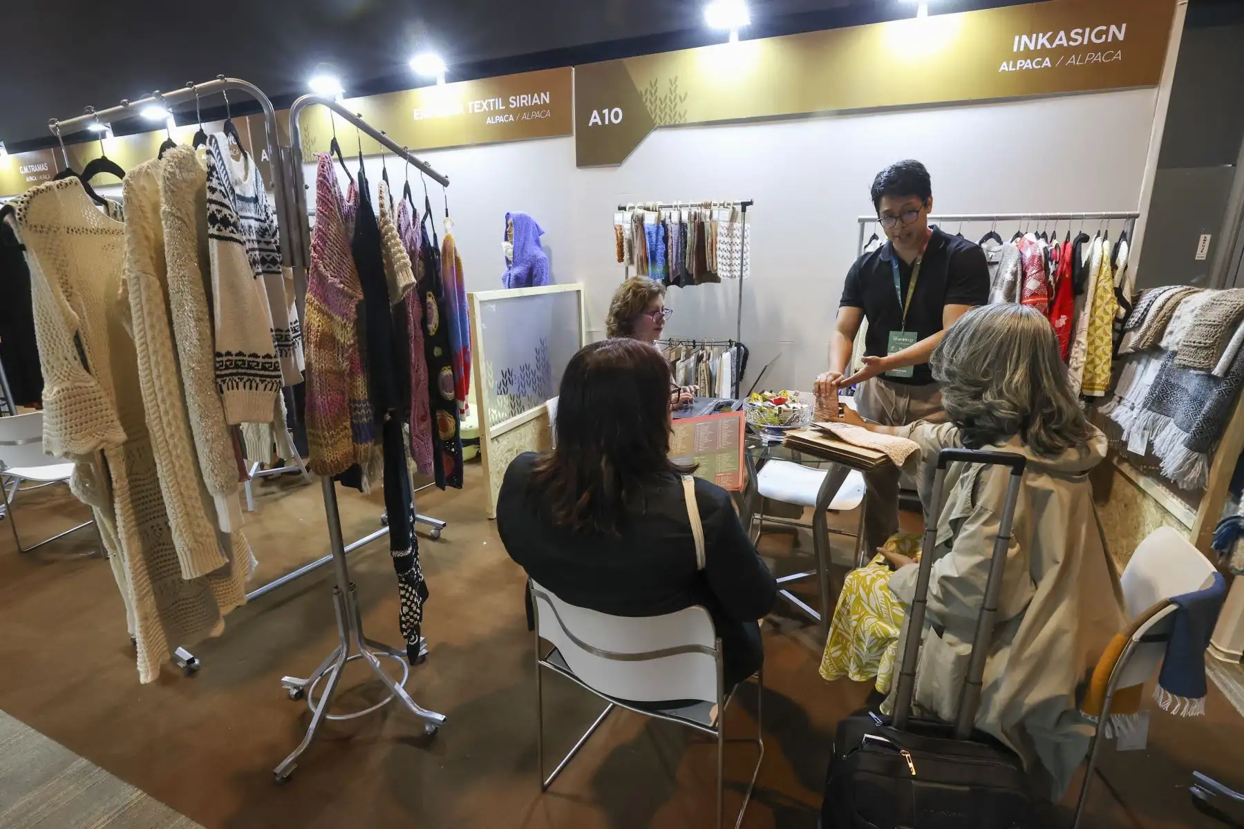 El Perú Moda Deco, organizado por la Comisión de Promoción del Perú para la Exportación y el Turismo (Promperú), se inauguró hoy con la participación de 200 expositoras peruanas, que mostrarán al mundo lo mejor de nuestra producción en el sector textil-confecciones y artículos de decoración.

Foto: ANDINA/Juan Carlos Guzmán Negrini