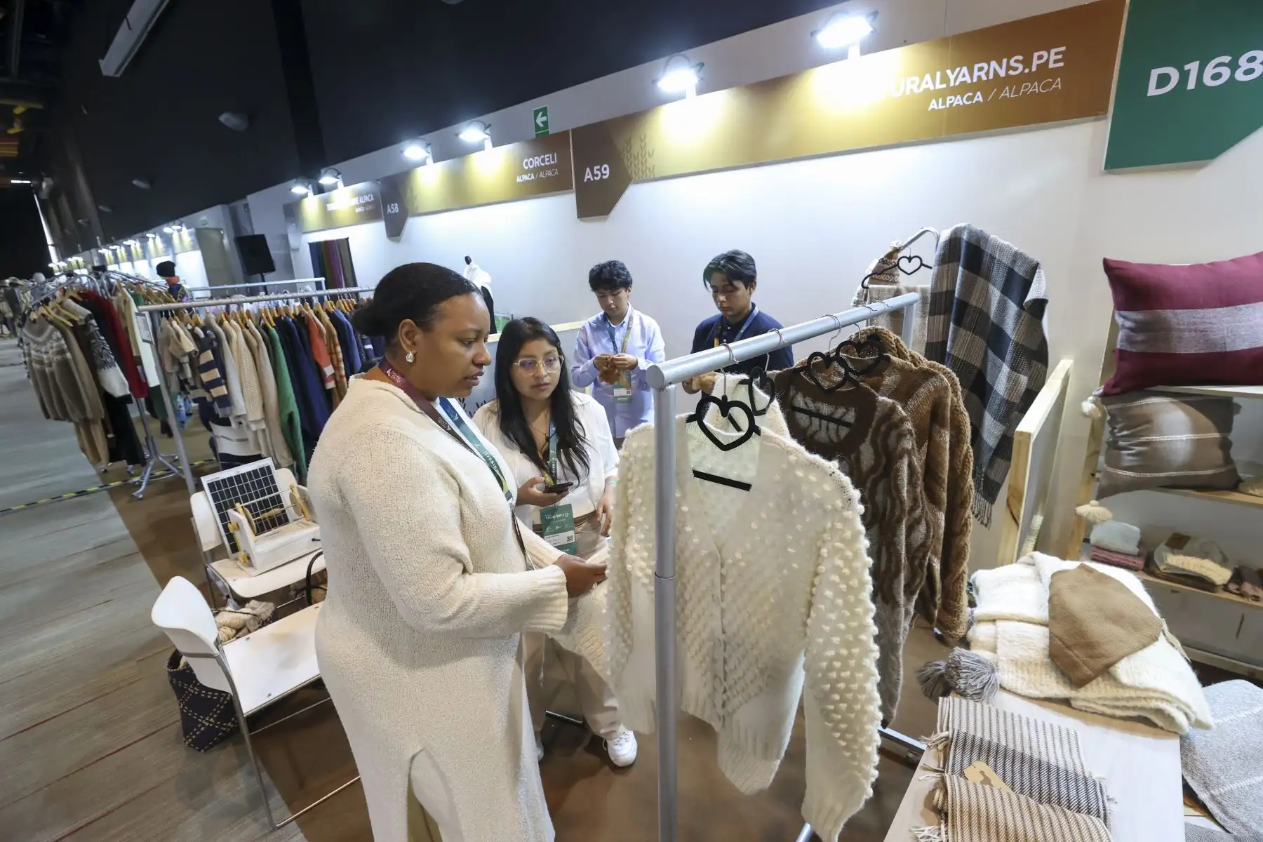El Perú Moda Deco, organizado por la Comisión de Promoción del Perú para la Exportación y el Turismo (Promperú), se inauguró hoy con la participación de 200 expositoras peruanas, que mostrarán al mundo lo mejor de nuestra producción en el sector textil-confecciones y artículos de decoración.

Foto: ANDINA/Juan Carlos Guzmán Negrini