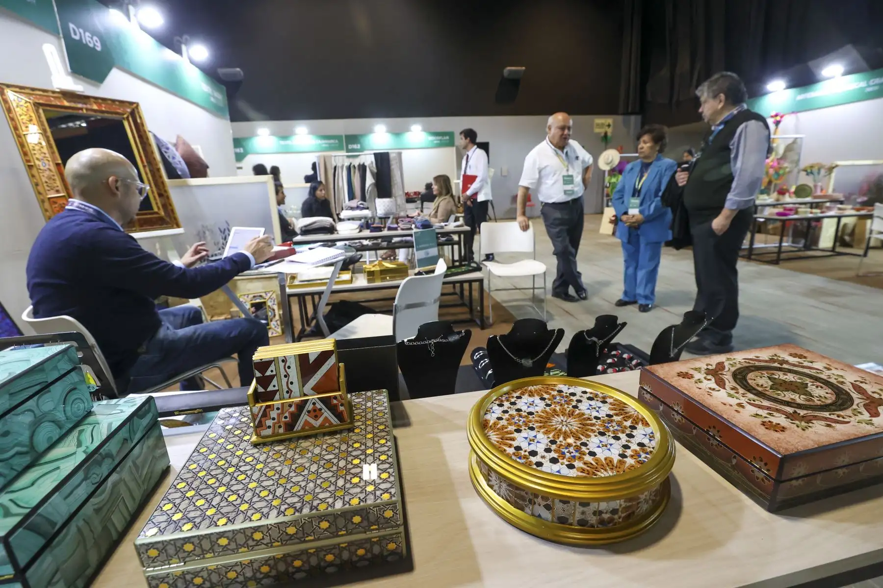 El Perú Moda Deco, organizado por la Comisión de Promoción del Perú para la Exportación y el Turismo (Promperú), se inauguró hoy con la participación de 200 expositoras peruanas, que mostrarán al mundo lo mejor de nuestra producción en el sector textil-confecciones y artículos de decoración.

Foto: ANDINA/Juan Carlos Guzmán Negrini