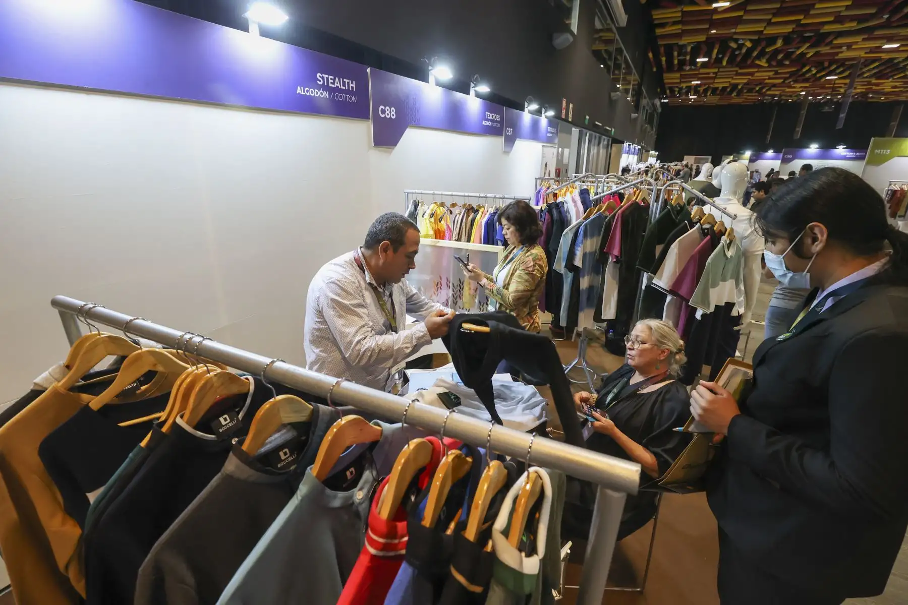 El Perú Moda Deco, organizado por la Comisión de Promoción del Perú para la Exportación y el Turismo (Promperú), se inauguró hoy con la participación de 200 expositoras peruanas, que mostrarán al mundo lo mejor de nuestra producción en el sector textil-confecciones y artículos de decoración.

Foto: ANDINA/Juan Carlos Guzmán Negrini