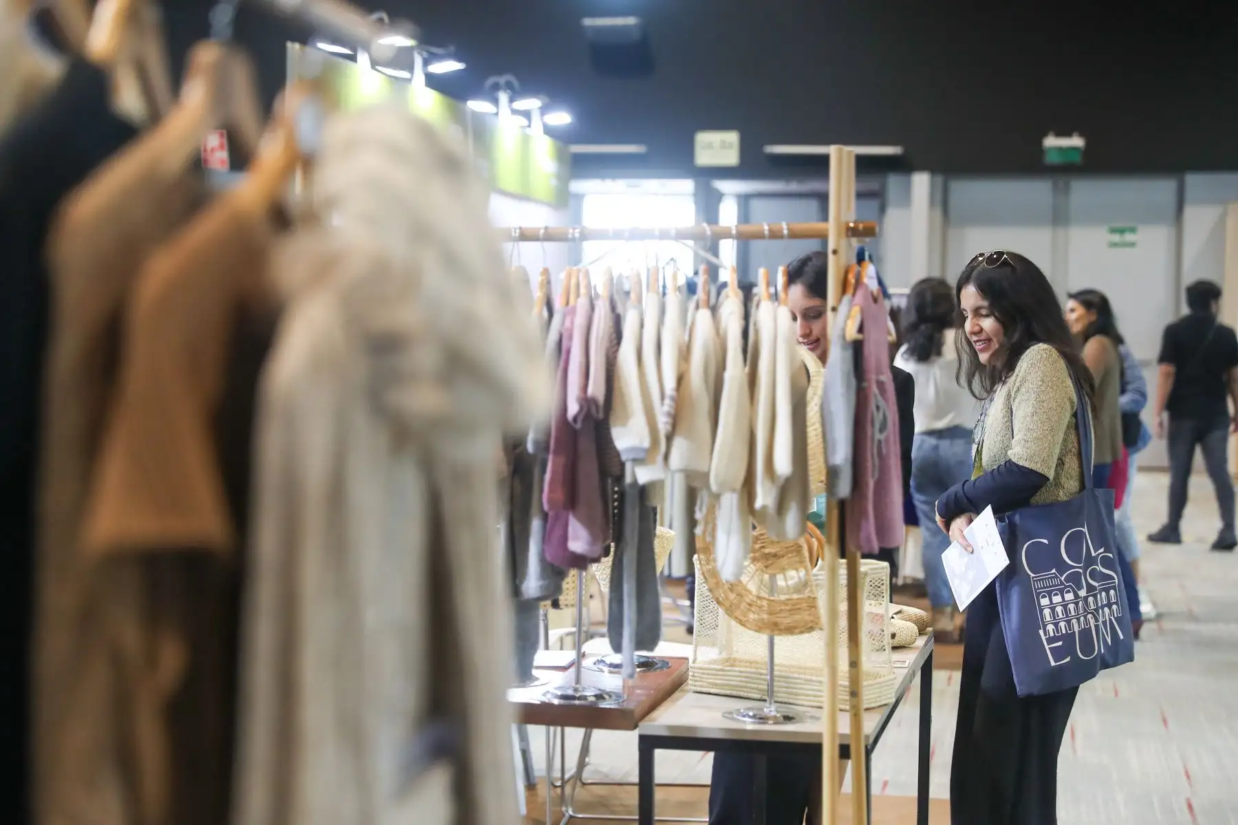 El Perú Moda Deco, organizado por la Comisión de Promoción del Perú para la Exportación y el Turismo (Promperú), se inauguró hoy con la participación de 200 expositoras peruanas, que mostrarán al mundo lo mejor de nuestra producción en el sector textil-confecciones y artículos de decoración. 
Foto: ANDINA/Ricardo Cuba