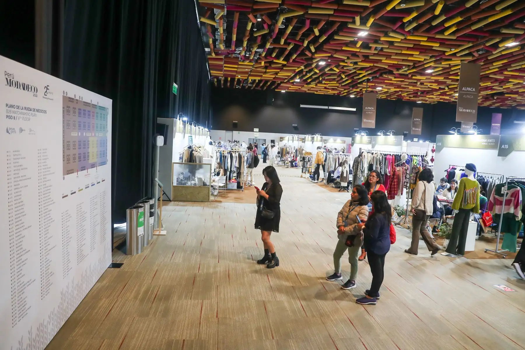 El Perú Moda Deco, organizado por la Comisión de Promoción del Perú para la Exportación y el Turismo (Promperú), se inauguró hoy con la participación de 200 expositoras peruanas, que mostrarán al mundo lo mejor de nuestra producción en el sector textil-confecciones y artículos de decoración. 
Foto: ANDINA/Ricardo Cuba