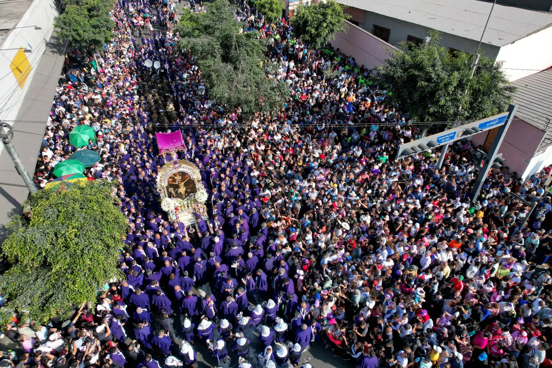 Miles de fieles católicos y turistas siguen el recorrido de la imagen del Señor de los Milagros en el Cercado de Lima a la altura del cruce de las avenidas Nicolás de Piérola y Abancay. Foto: ANDINA/Daniel Bracamonte
