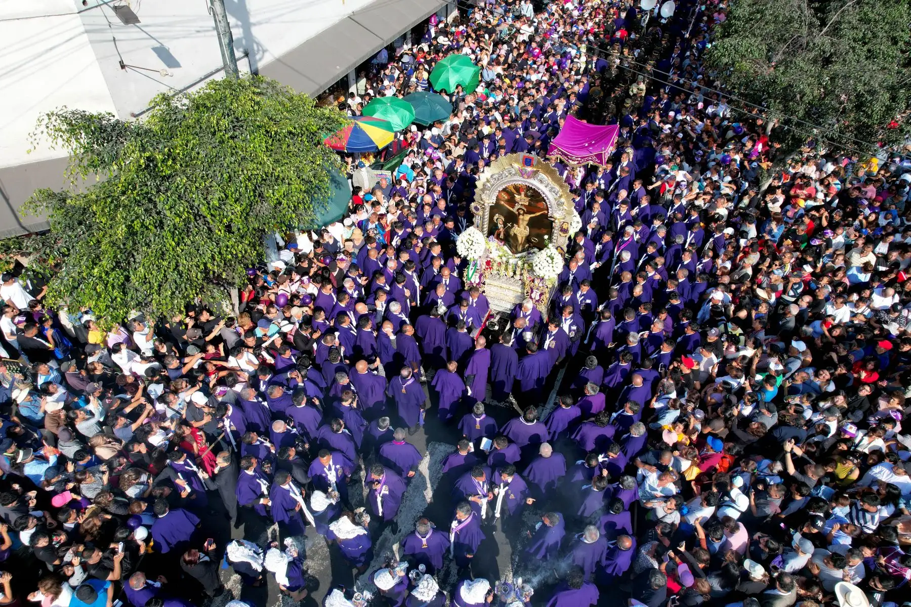 Hoy jueves 19 de octubre se realiza el tercer recorrido de la imagen del Señor de los Milagros por el Cercado de Lima. Foto: ANDINA/Daniel Bracamonte