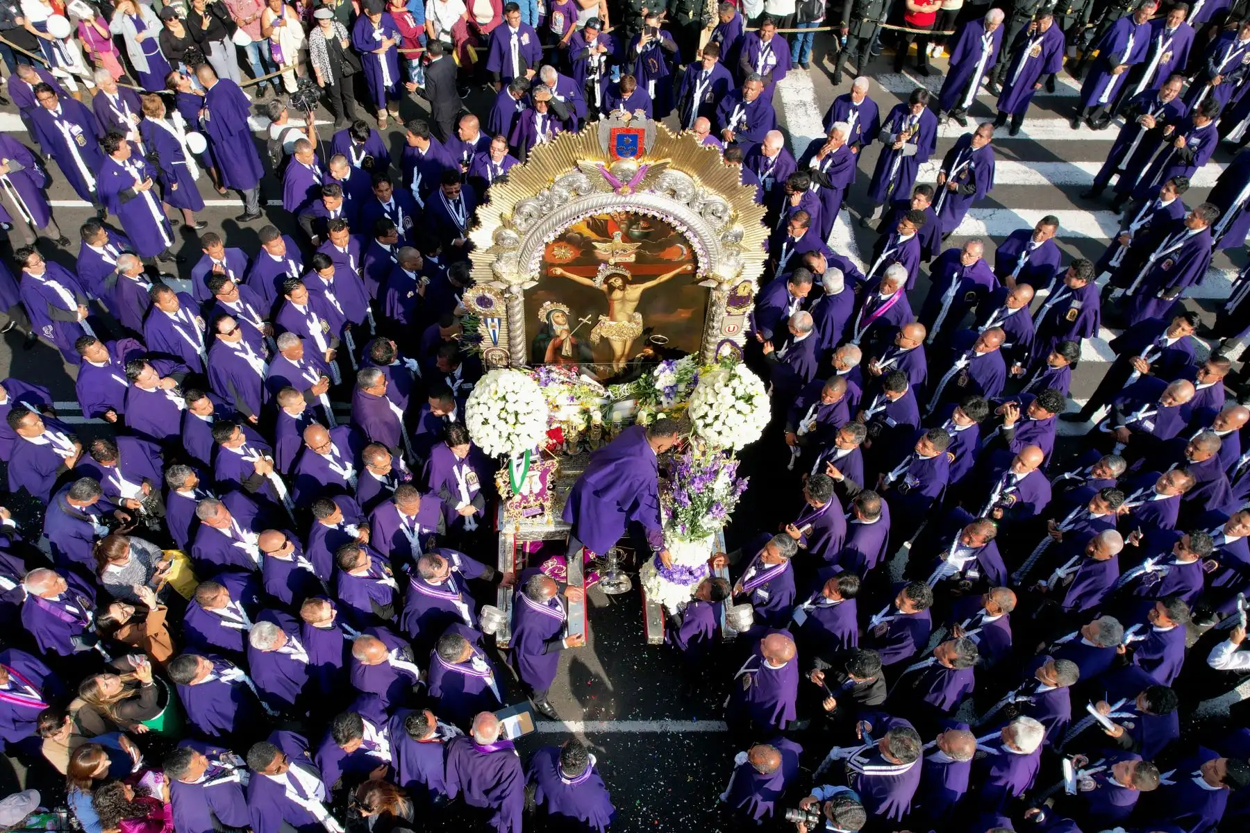La imagen del Señor de los Milagros, a su paso por las avenidas Nicolás de Piérola y Abancay, recibió sus respectivos homenajes en la Corte Superior de Justicia de Lima y en el Parque Universitario. Foto: ANDINA/Daniel Bracamonte