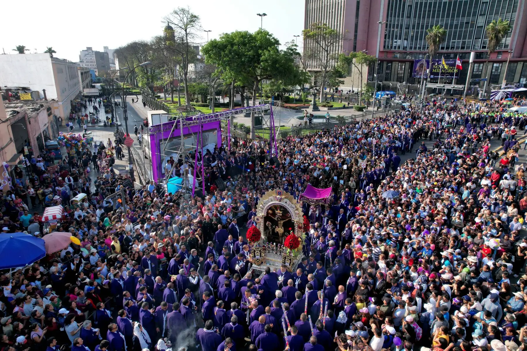 La imagen del Señor de los Milagros, a su paso por las avenidas Nicolás de Piérola y Abancay, recibió sus respectivos homenajes en la Corte Superior de Justicia de Lima y en el Parque Universitario. Foto: ANDINA/Daniel Bracamonte