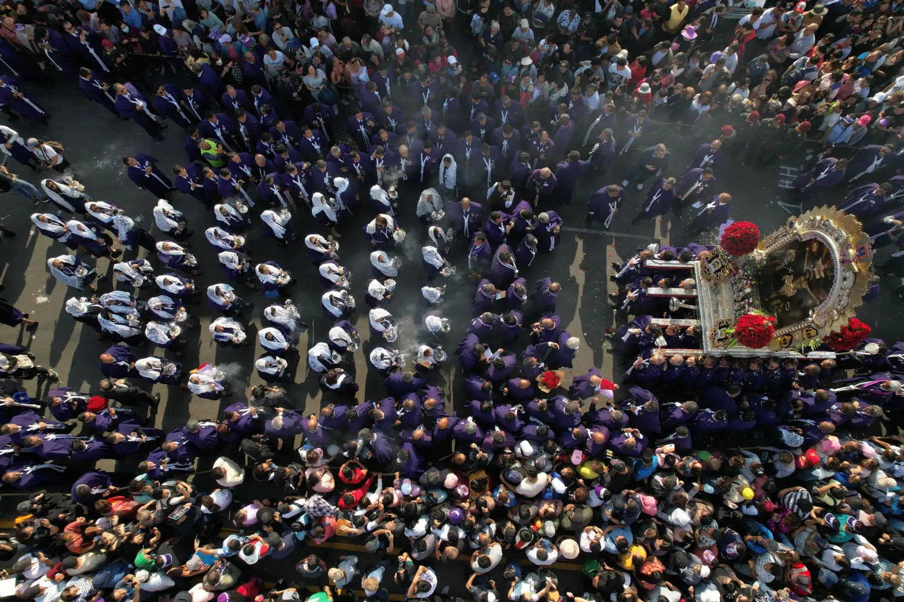 Hoy jueves 19 de octubre se realiza el tercer recorrido de la imagen del Señor de los Milagros por el Cercado de Lima. Foto: ANDINA/Daniel Bracamonte