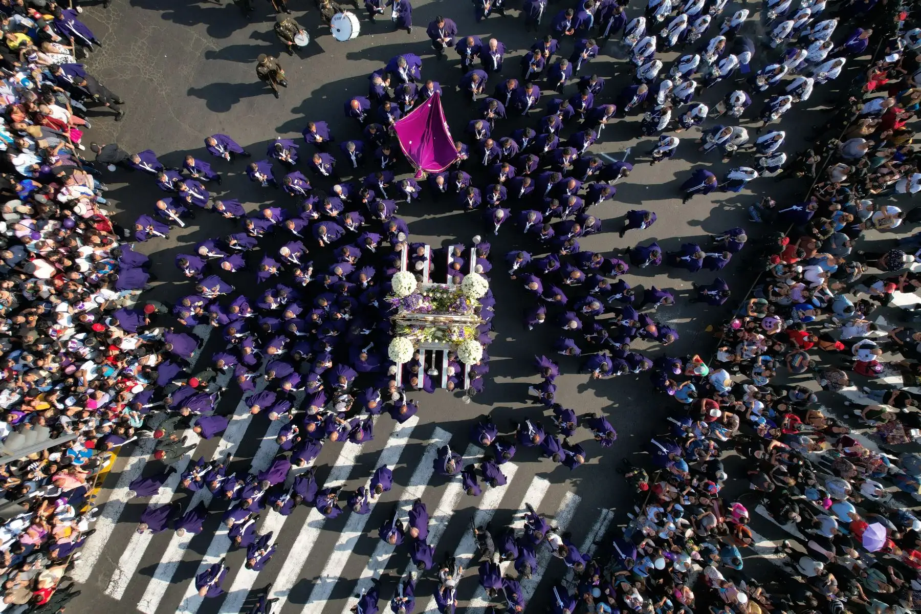 Hoy jueves 19 de octubre se realiza el tercer recorrido de la imagen del Señor de los Milagros por el Cercado de Lima. Foto: ANDINA/Daniel Bracamonte
