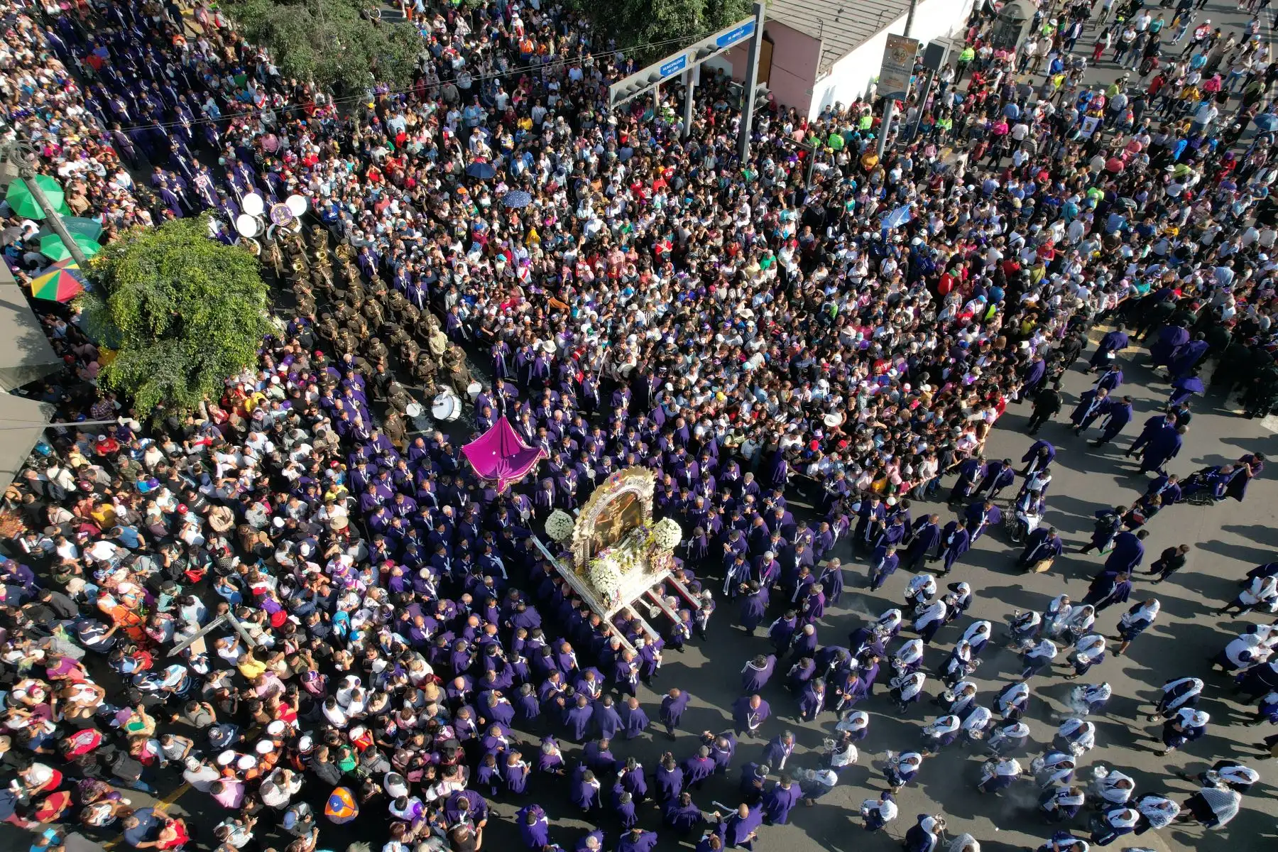 Cientos de fieles católicos y turistas siguen el recorrido de la imagen del Señor de los Milagros en el Cercado de Lima a la altura del cruce de las avenidas Nicolás de Piérola y Abancay. Foto: ANDINA/Daniel Bracamonte