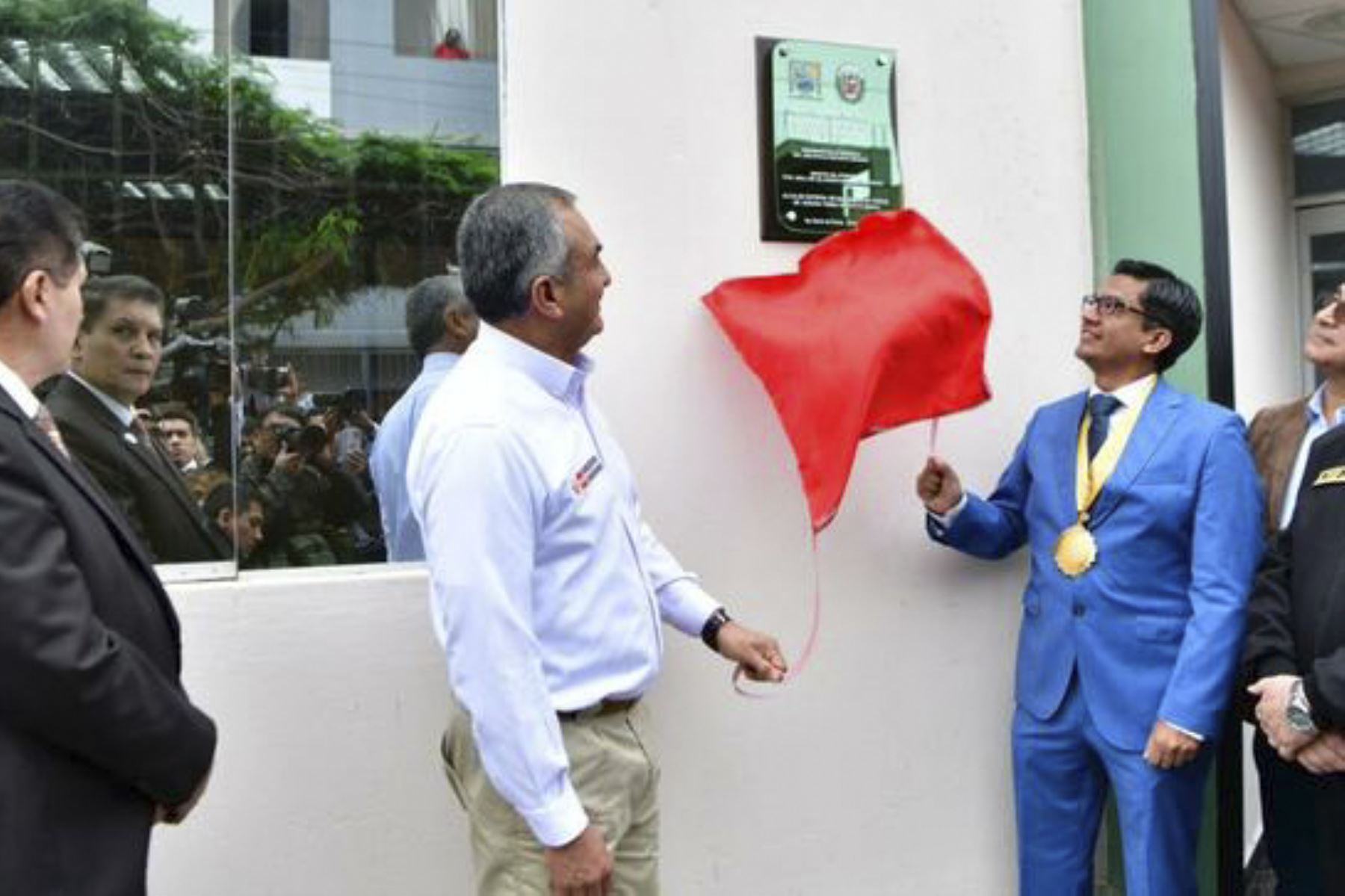 El ministro del Interior, Vicente Romero, y el alcalde de San Martín de Porres, Hernán Sifuentes, inauguraron nuevo local donde operará la brigada policial contra la criminalidad. ANDINA/ Mininter.