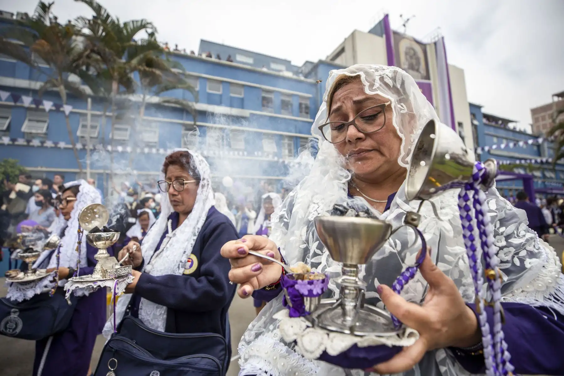 La presidenta ejecutiva de EsSalud, Dra. María Elena Aguilar Del Águila, junto a médicos, enfermeras y pacientes rindió homenaje al Señor de los Milagros en el frontis del hospital Almenara, donde entregó un ramo de flores y una placa escapulario al Cristo Moreno. Foto: ANDINA/EsSAlud