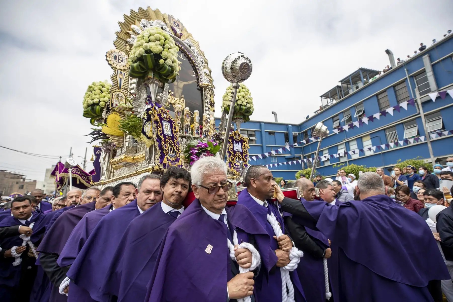 La presidenta ejecutiva de EsSalud, Dra. María Elena Aguilar Del Águila, junto a médicos, enfermeras y pacientes rindió homenaje al Señor de los Milagros en el frontis del hospital Almenara, donde entregó un ramo de flores y una placa escapulario al Cristo Moreno. Foto: ANDINA/EsSAlud