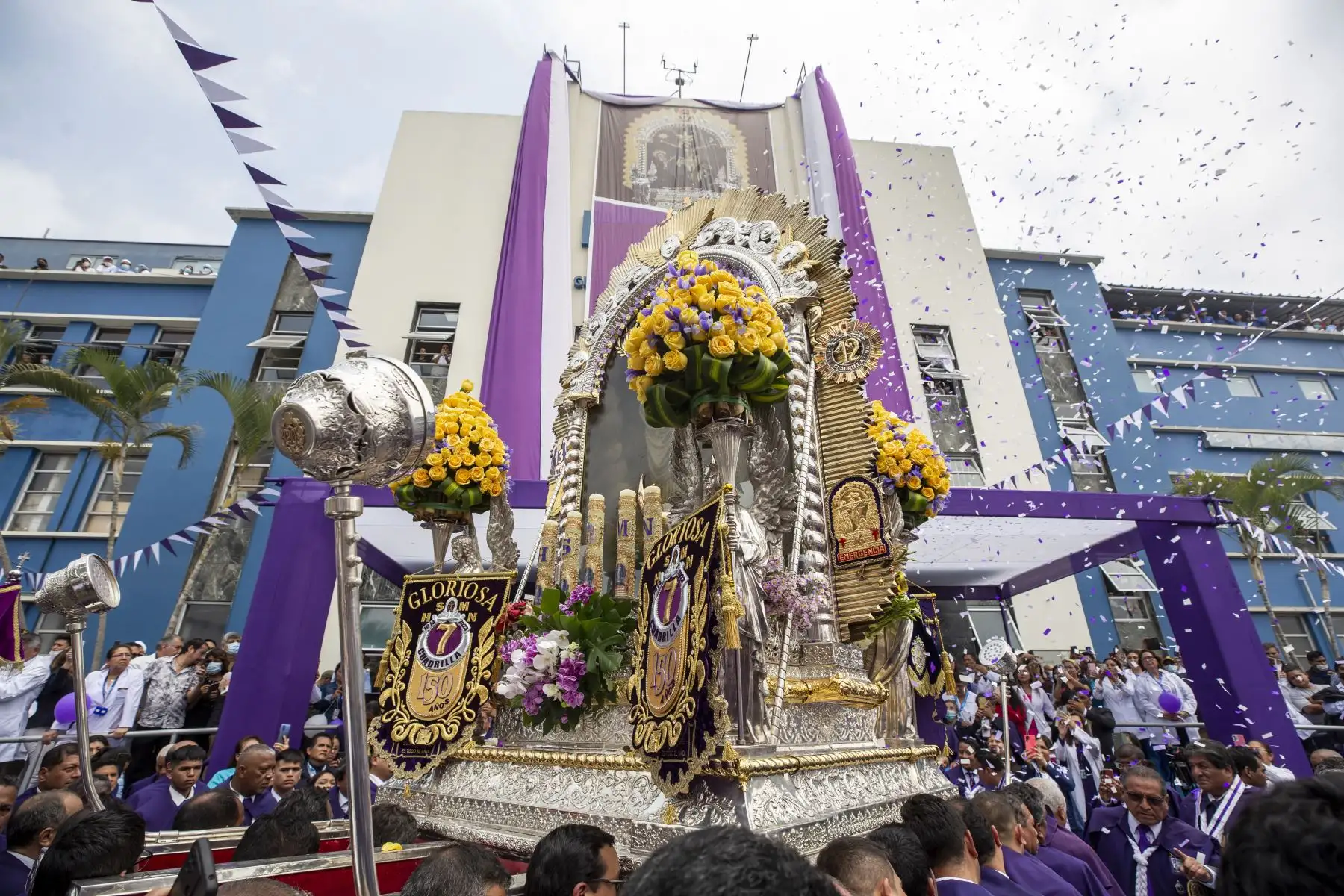 La presidenta ejecutiva de EsSalud, Dra. María Elena Aguilar Del Águila, junto a médicos, enfermeras y pacientes rindió homenaje al Señor de los Milagros en el frontis del hospital Almenara, donde entregó un ramo de flores y una placa escapulario al Cristo Moreno. Foto: ANDINA/EsSAlud