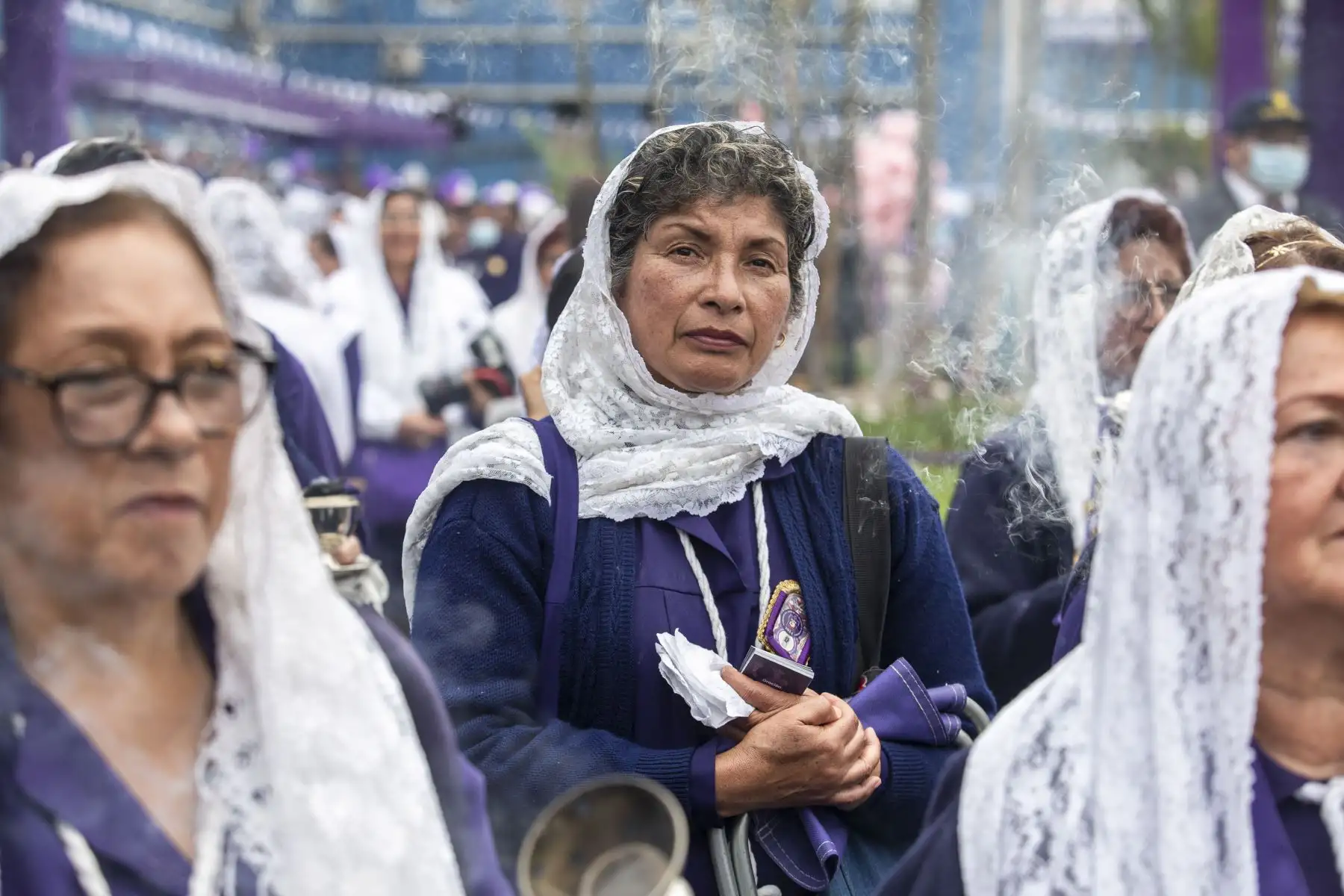 La presidenta ejecutiva de EsSalud, Dra. María Elena Aguilar Del Águila, junto a médicos, enfermeras y pacientes rindió homenaje al Señor de los Milagros en el frontis del hospital Almenara, donde entregó un ramo de flores y una placa escapulario al Cristo Moreno. Foto: ANDINA/EsSAlud