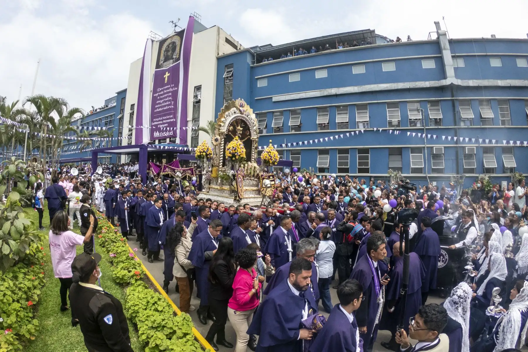 La presidenta ejecutiva de EsSalud, Dra. María Elena Aguilar Del Águila, junto a médicos, enfermeras y pacientes rindió homenaje al Señor de los Milagros en el frontis del hospital Almenara, donde entregó un ramo de flores y una placa escapulario al Cristo Moreno. Foto: ANDINA/EsSAlud