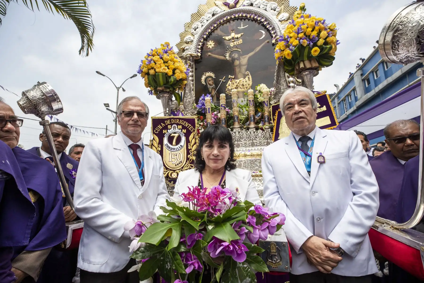 La presidenta ejecutiva de EsSalud, Dra. María Elena Aguilar Del Águila, junto a médicos, enfermeras y pacientes rindió homenaje al Señor de los Milagros en el frontis del hospital Almenara, donde entregó un ramo de flores y una placa escapulario al Cristo Moreno. Foto: ANDINA/EsSAlud